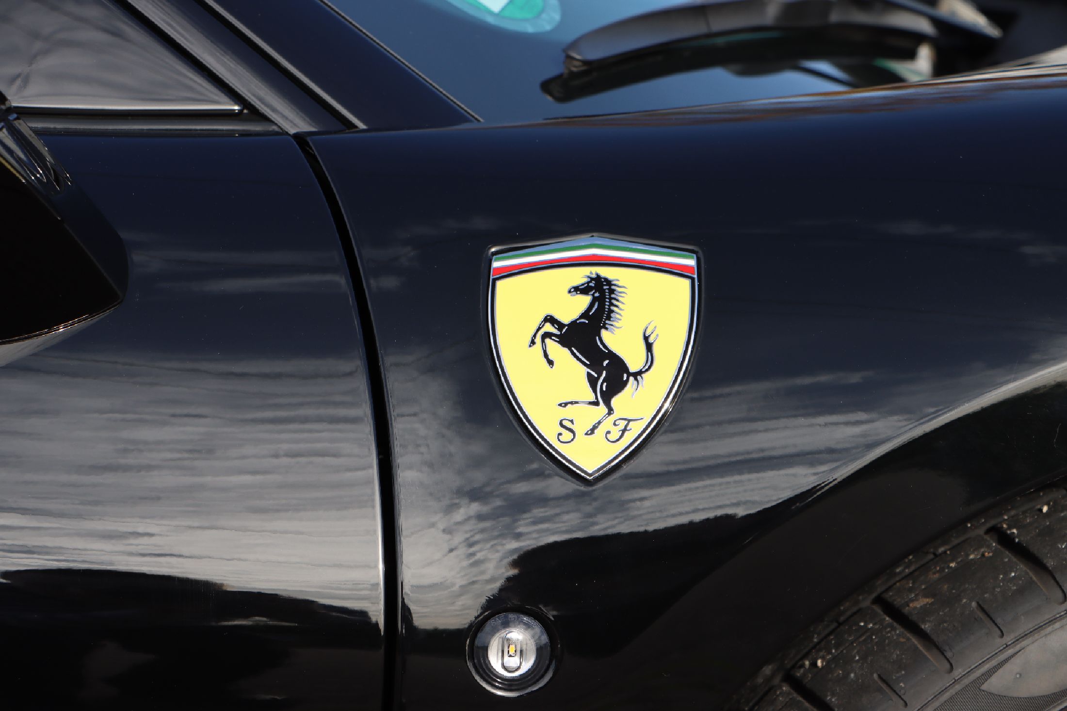 Detail i: Ferrari F8 Tributo, Fahrgestellnummer: ZFF92KNB000267618, EZ 07/2021, deutsches Fahrzeug aus 1. Hand, Laufleistung 2.500 km, HU 07/2024, 530 kW/720 ...
