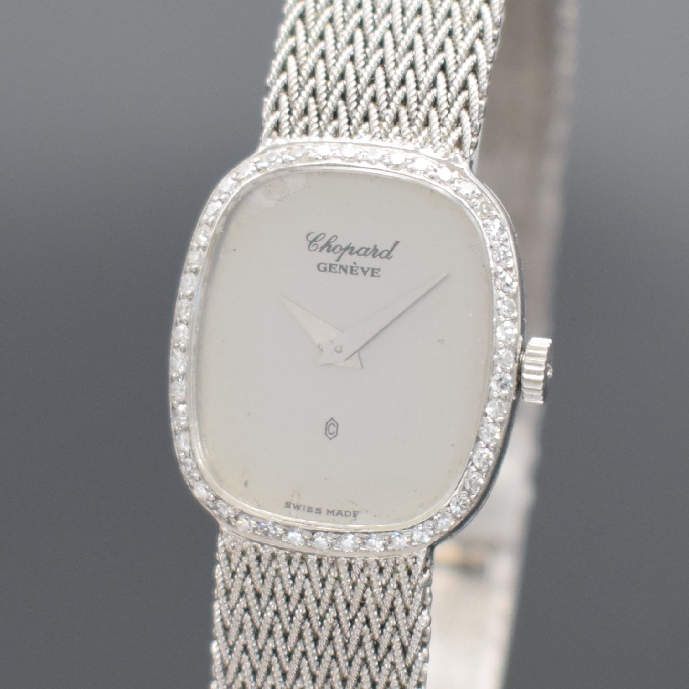 Detail a: CHOPARD Damenarmbanduhr in WG 750/000 Referenz 5147, Schweiz um 1990, quarz, 2-teil. Geh., Boden aufgedr., Lünette aufw. m. Diamanten bes., silb. ...