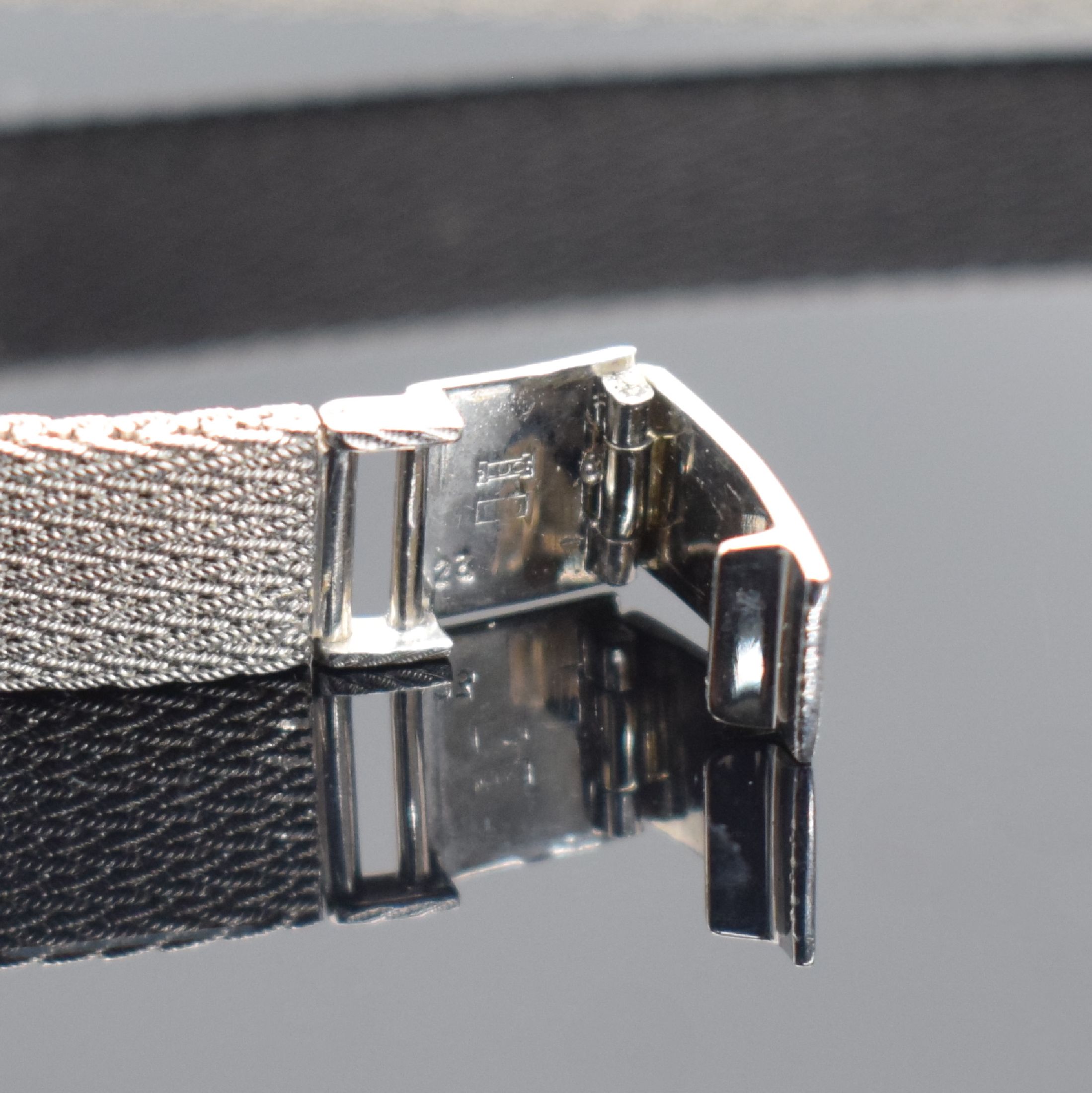 Detail b: CHOPARD Damenarmbanduhr in WG 750/000 Referenz 5147, Schweiz um 1990, quarz, 2-teil. Geh., Boden aufgedr., Lünette aufw. m. Diamanten bes., silb. ...