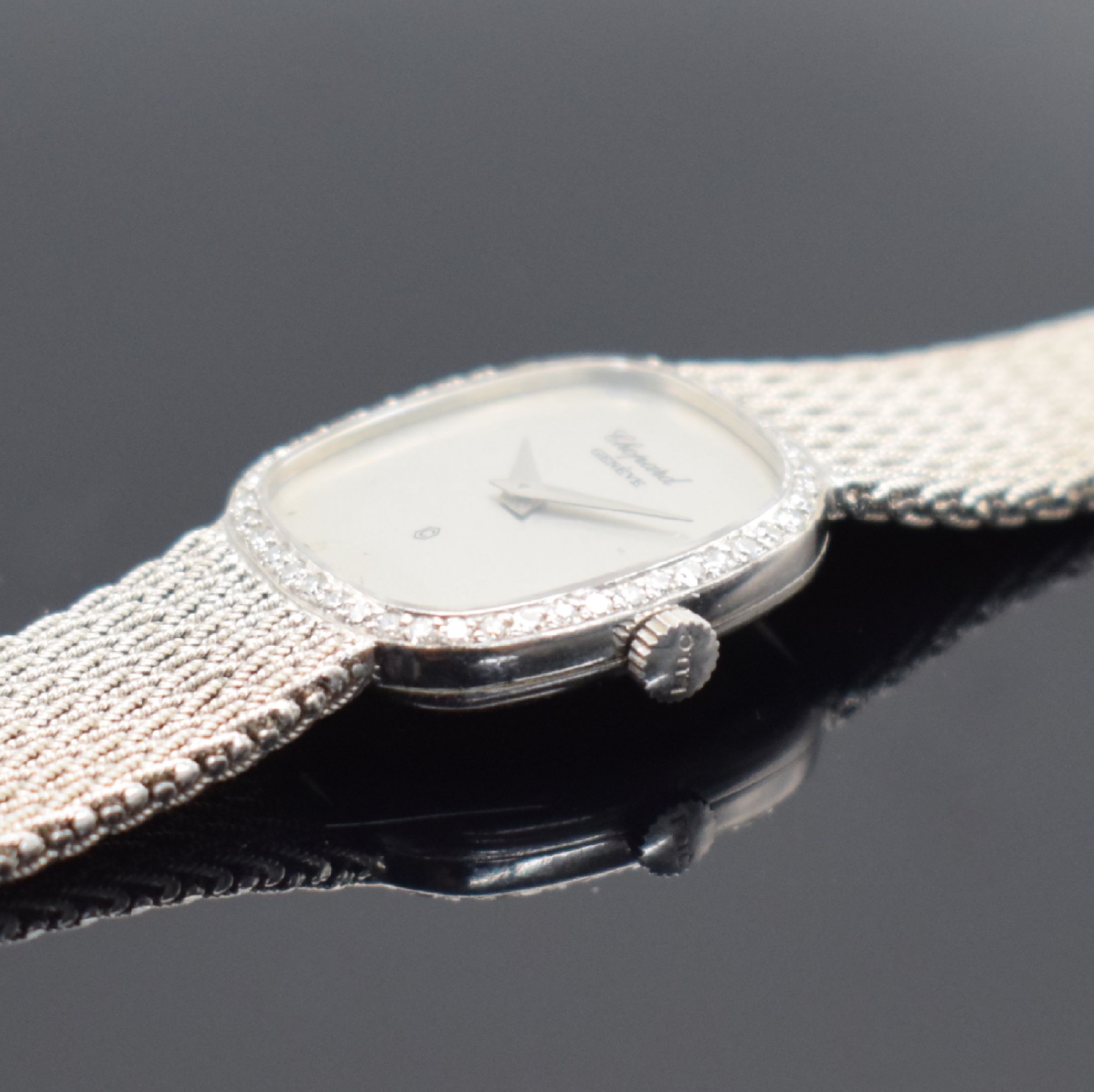 Detail c: CHOPARD Damenarmbanduhr in WG 750/000 Referenz 5147, Schweiz um 1990, quarz, 2-teil. Geh., Boden aufgedr., Lünette aufw. m. Diamanten bes., silb. ...