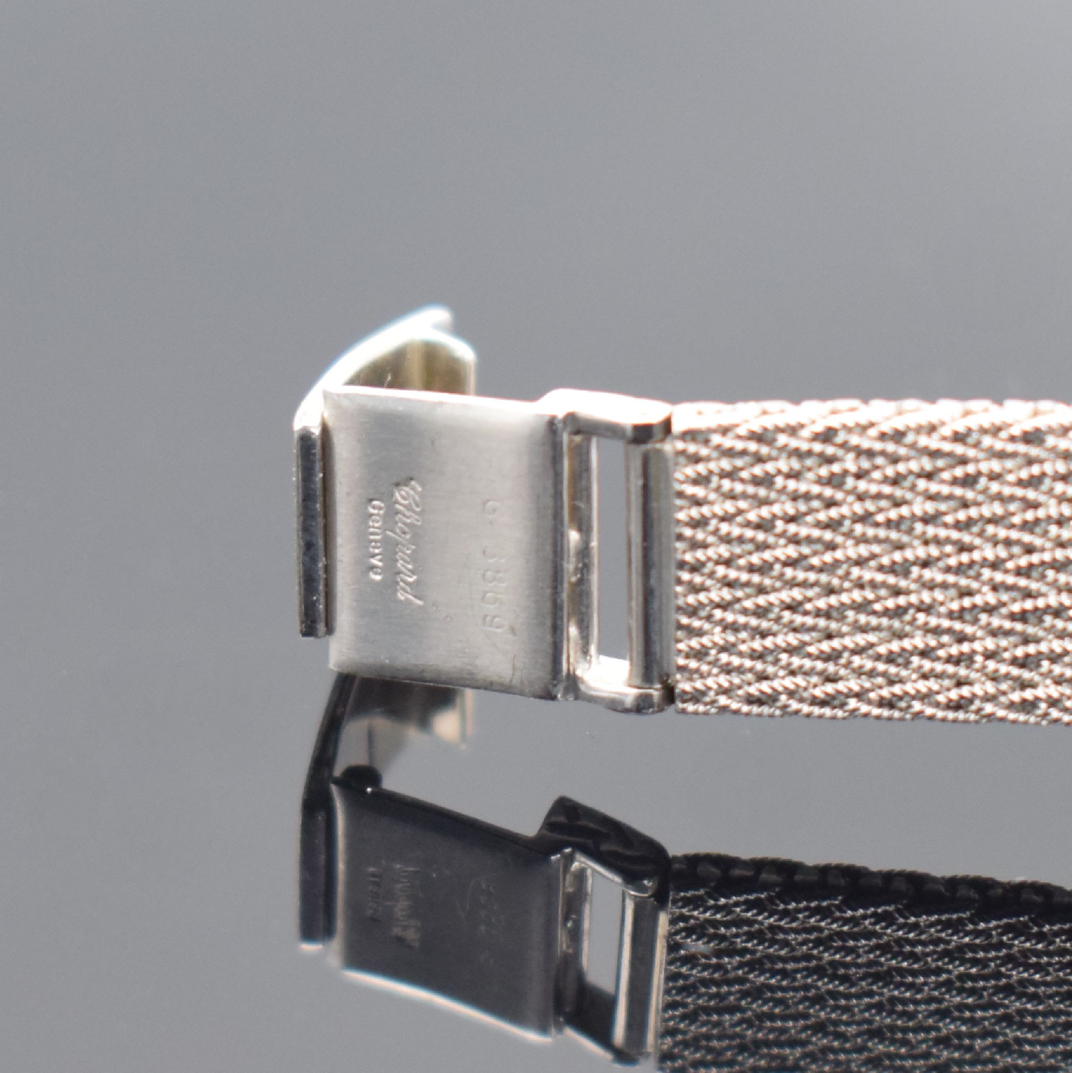 Detail d: CHOPARD Damenarmbanduhr in WG 750/000 Referenz 5147, Schweiz um 1990, quarz, 2-teil. Geh., Boden aufgedr., Lünette aufw. m. Diamanten bes., silb. ...