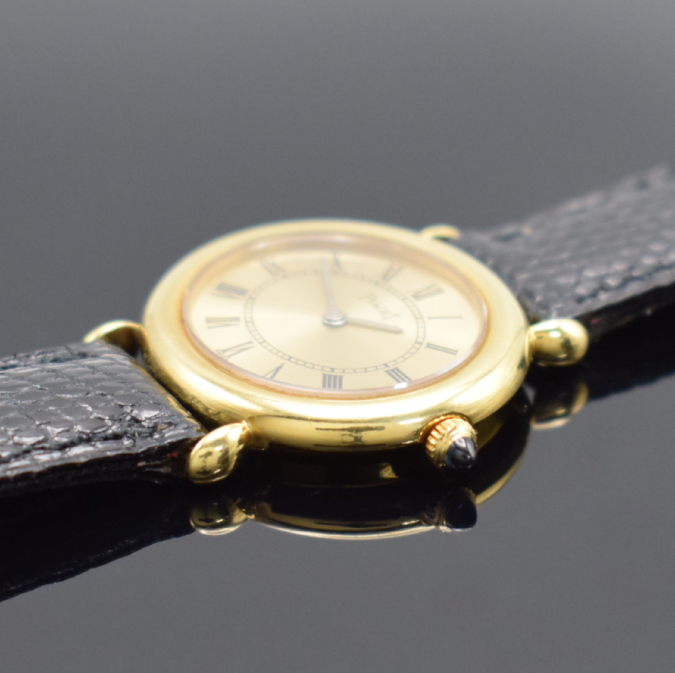 Detail b: PIAGET Damenarmbanduhr in GG 750/000 Referenz 98120, Schweiz um 1980, Handaufzug, 2-teil. Gehäuse, Boden verschr., gold. Zifferbl. m. röm. Zahlen, ...