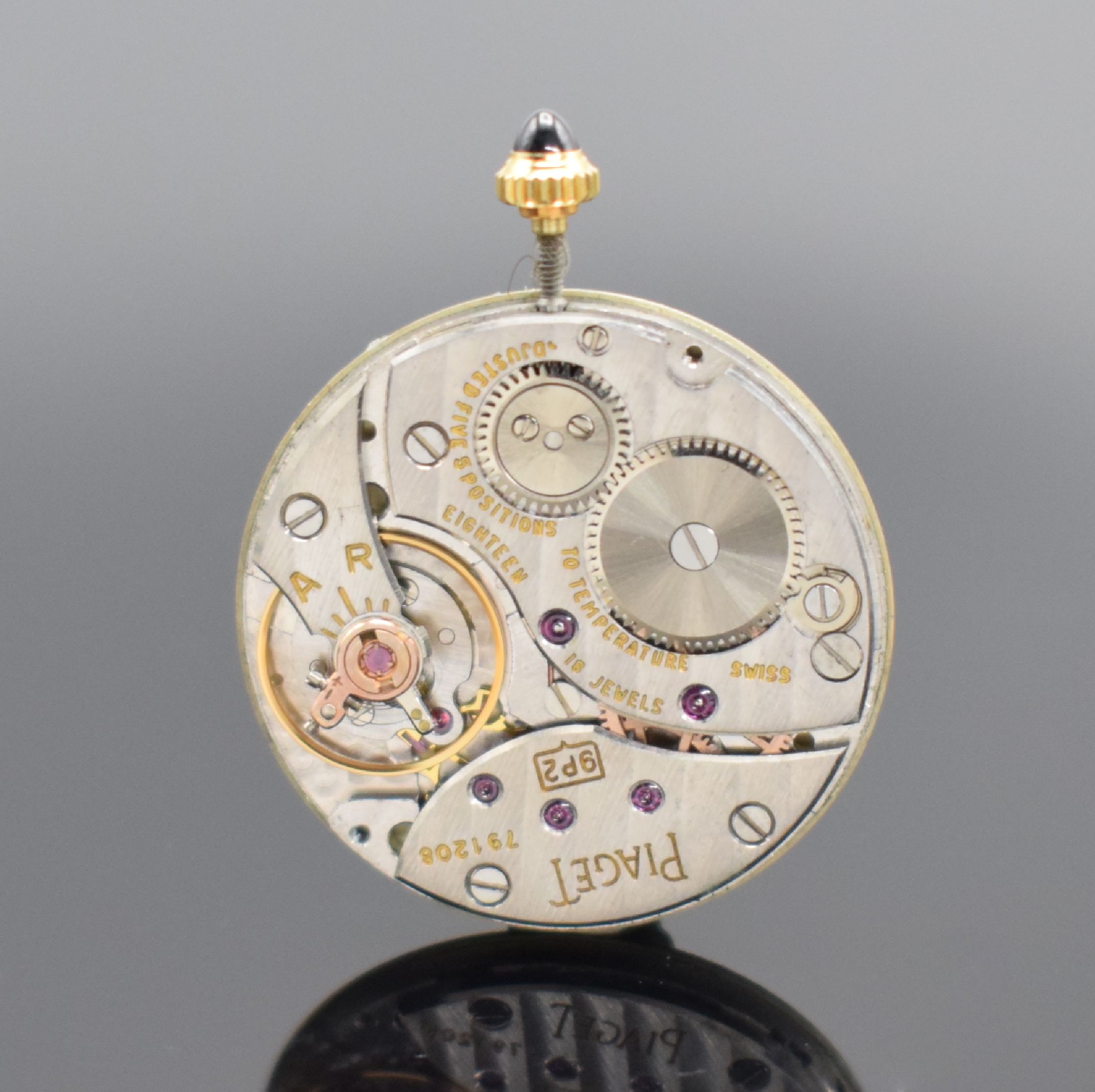 Detail d: PIAGET Damenarmbanduhr in GG 750/000 Referenz 98120, Schweiz um 1980, Handaufzug, 2-teil. Gehäuse, Boden verschr., gold. Zifferbl. m. röm. Zahlen, ...