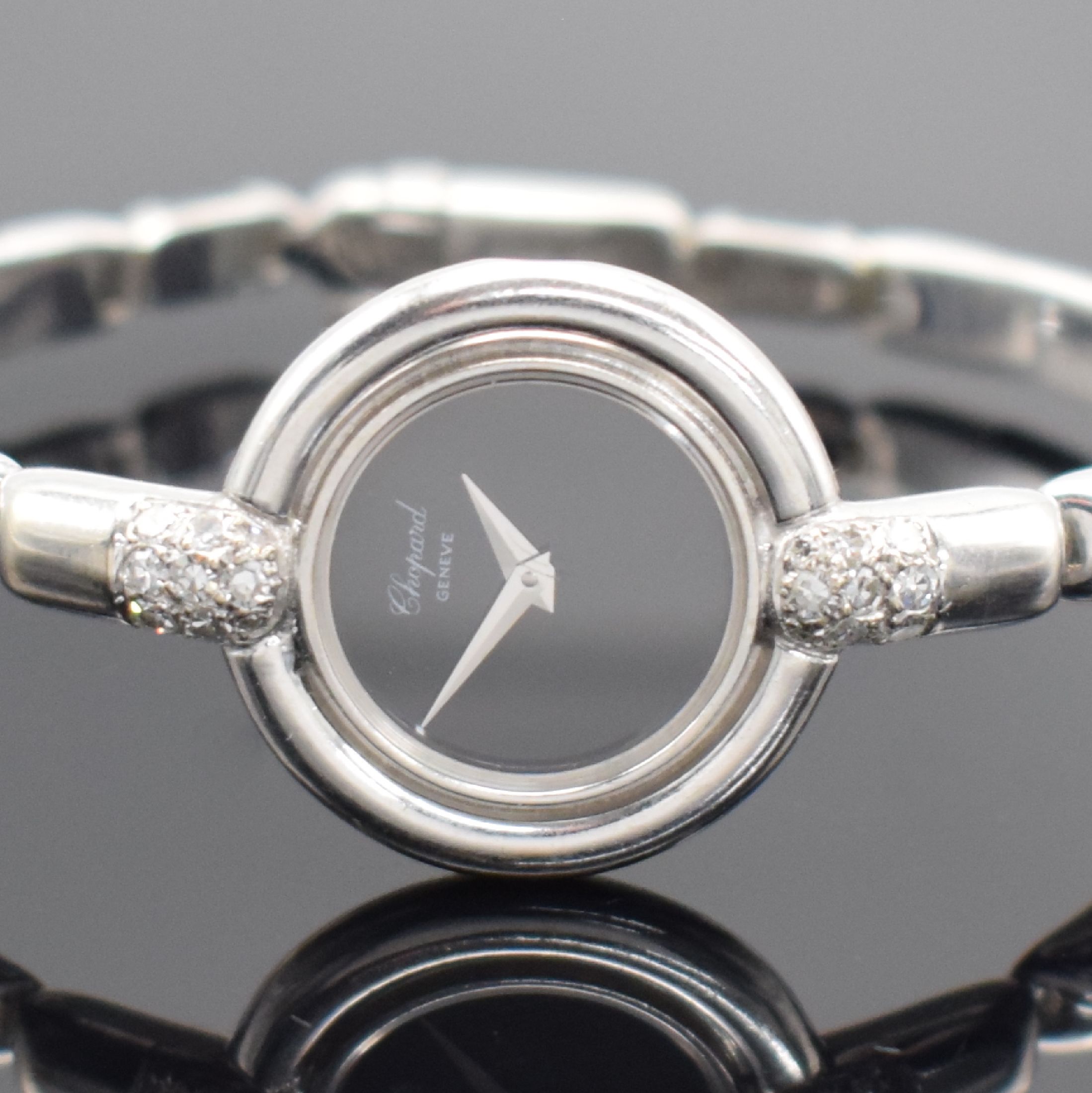 Detail a: CHOPARD Damenarmbanduhr in WG 750/000 Referenz G 3023 1, Schweiz um 1980, Handaufzug, 2- teil. Geh., Boden aufgedr., Bandansätze m. Diamanten bes., ...