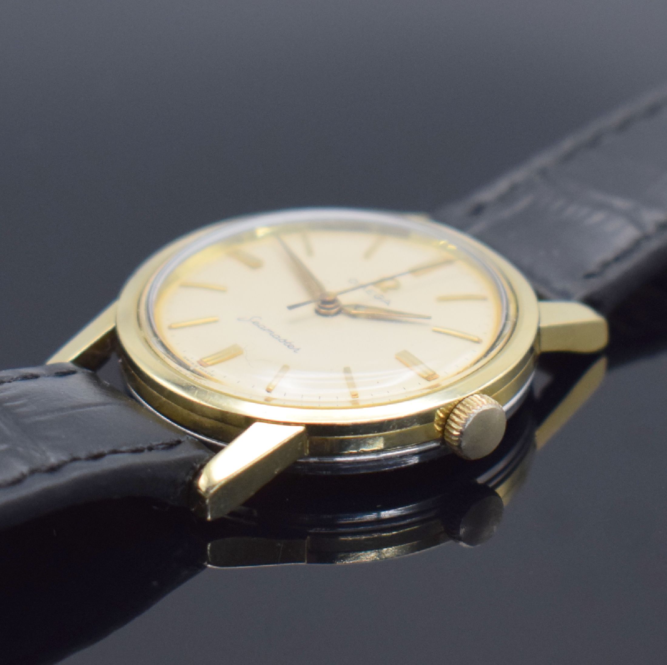 Detail b: OMEGA Seamaster Herrenarmbanduhr, Schweiz um 1961, Handaufzug, Referenz 2964/2970 2 SC, Stahlgehäuse m. Goldhaube, Boden gedr., silb. Zifferbl. m. ...