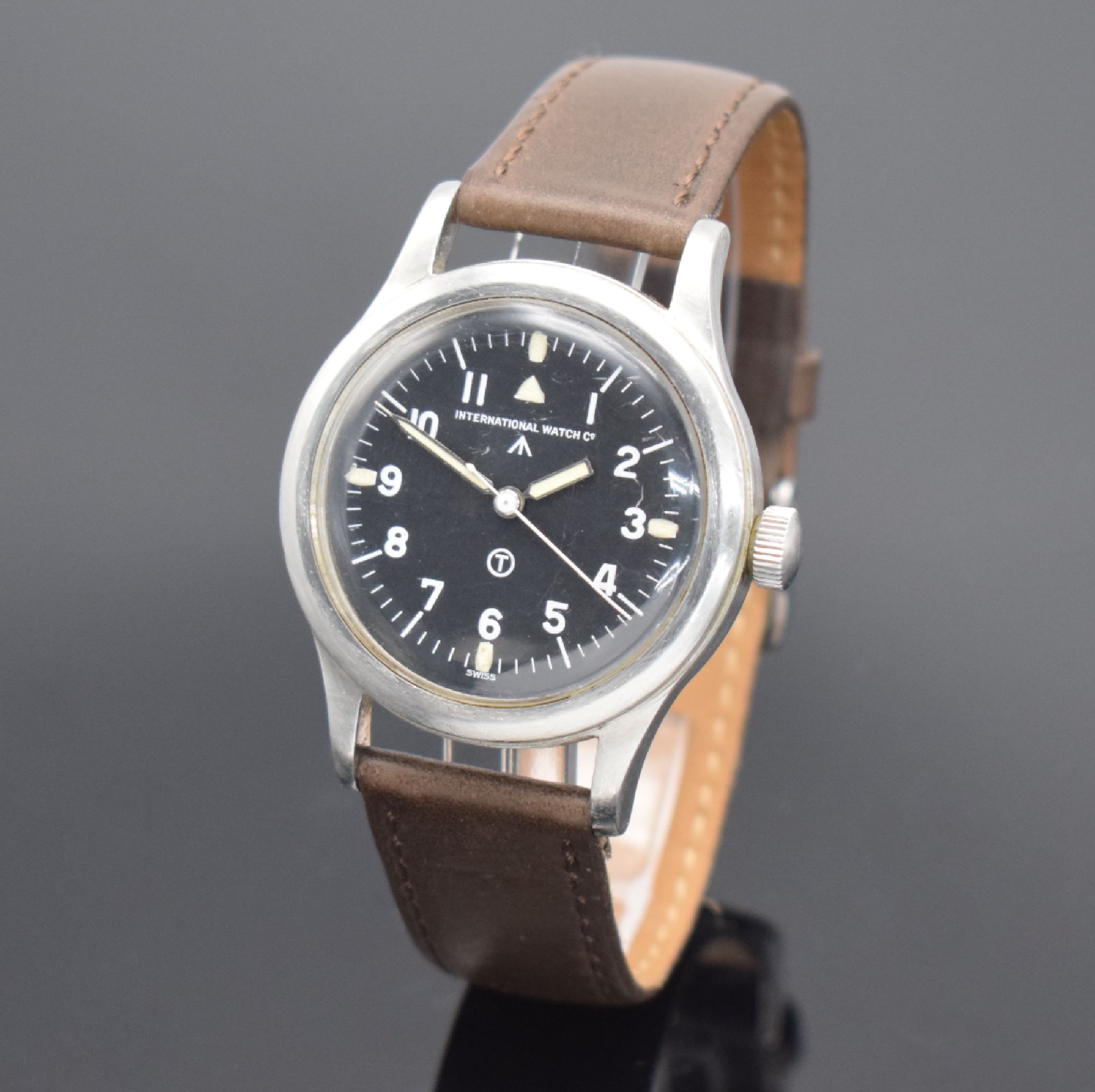 Detail b: IWC Mark XI Fliegeruhr der Royal Air Force, Schweiz um 1950, Handaufzug, verschr. Stahlgeh. m. Weicheisen-Innengehäuse, schwarzes Tritiumzifferbl., ...
