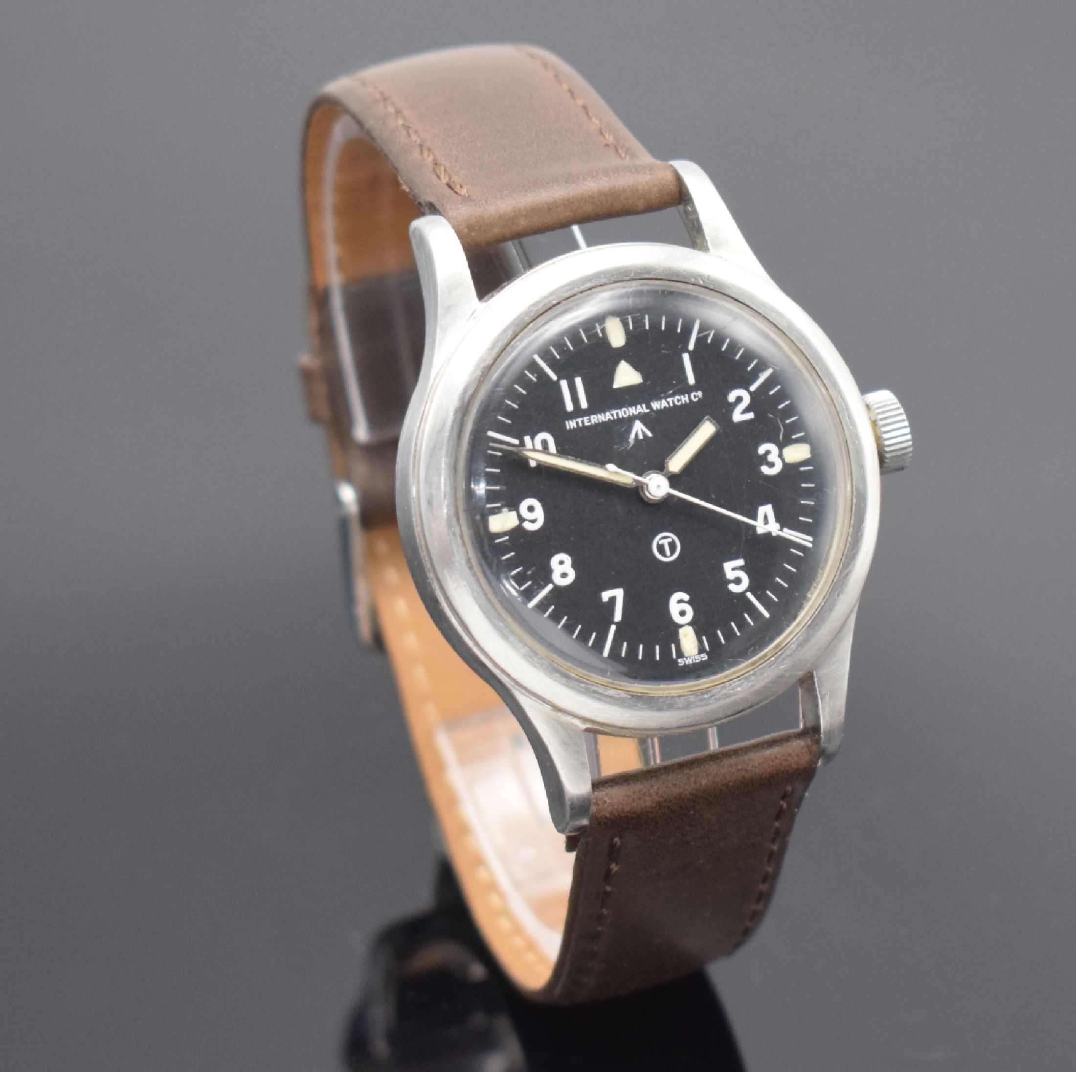 Detail d: IWC Mark XI Fliegeruhr der Royal Air Force, Schweiz um 1950, Handaufzug, verschr. Stahlgeh. m. Weicheisen-Innengehäuse, schwarzes Tritiumzifferbl., ...