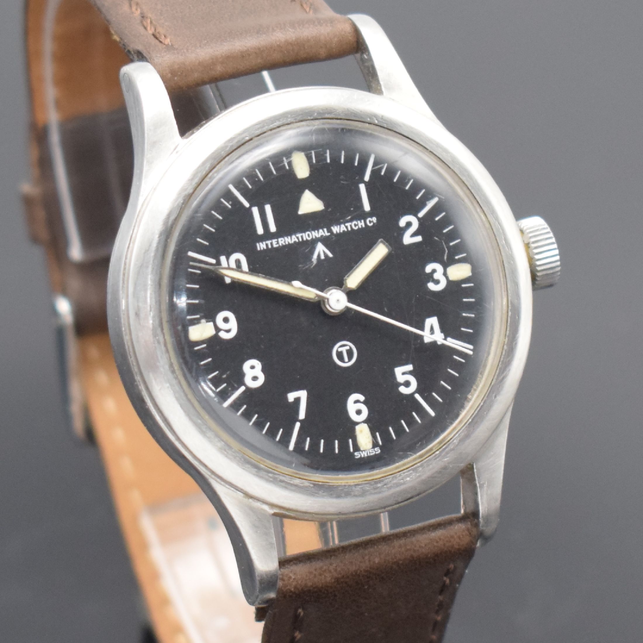 Detail e: IWC Mark XI Fliegeruhr der Royal Air Force, Schweiz um 1950, Handaufzug, verschr. Stahlgeh. m. Weicheisen-Innengehäuse, schwarzes Tritiumzifferbl., ...