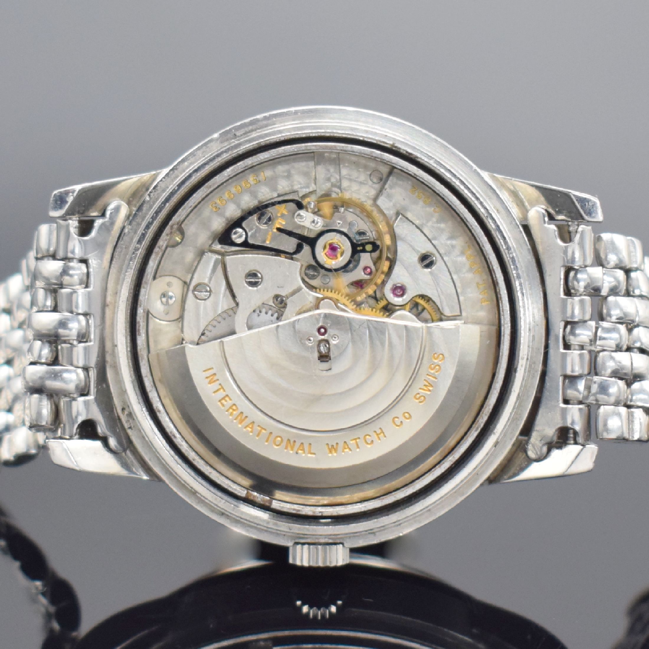 Detail g: IWC Ingenieur Herrenarmbanduhr in Stahl Referenz 666, Schweiz um 1957, Automatik, Geh. mit Weicheisen-Innengeh., Boden geschr., orig. Gay Freres ...