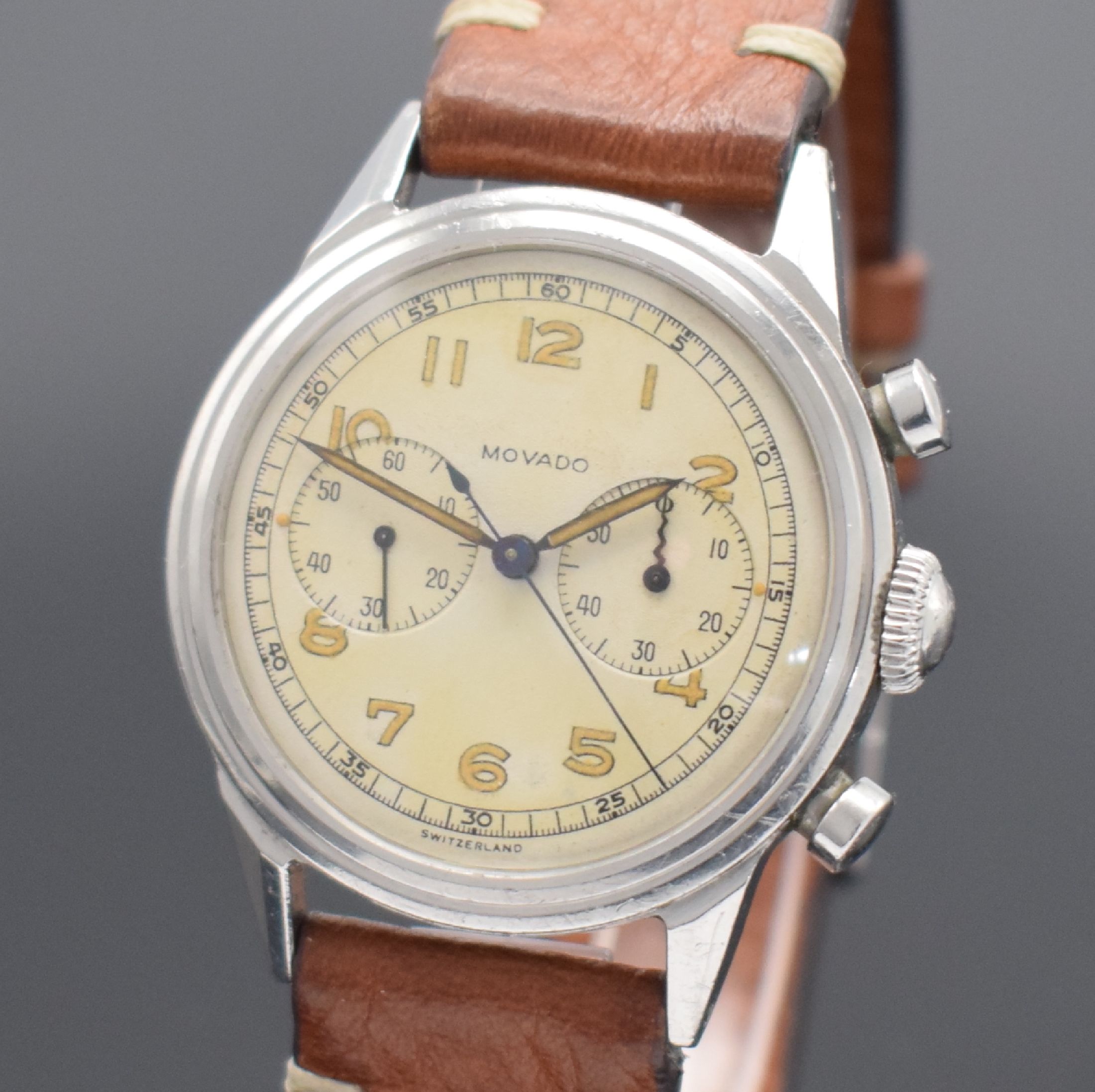 Detail a: MOVADO seltener Chronograph in Stahl mit Kaliber 90, Schweiz um 1955, Handaufzug, 2- teil. ausgefallenes Geh., Boden geschr., orig. Zifferbl. m. ...