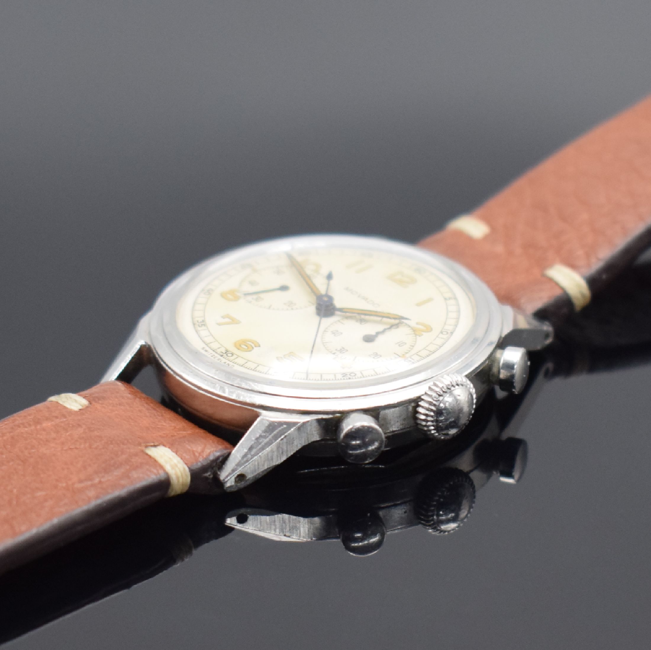 Detail b: MOVADO seltener Chronograph in Stahl mit Kaliber 90, Schweiz um 1955, Handaufzug, 2- teil. ausgefallenes Geh., Boden geschr., orig. Zifferbl. m. ...
