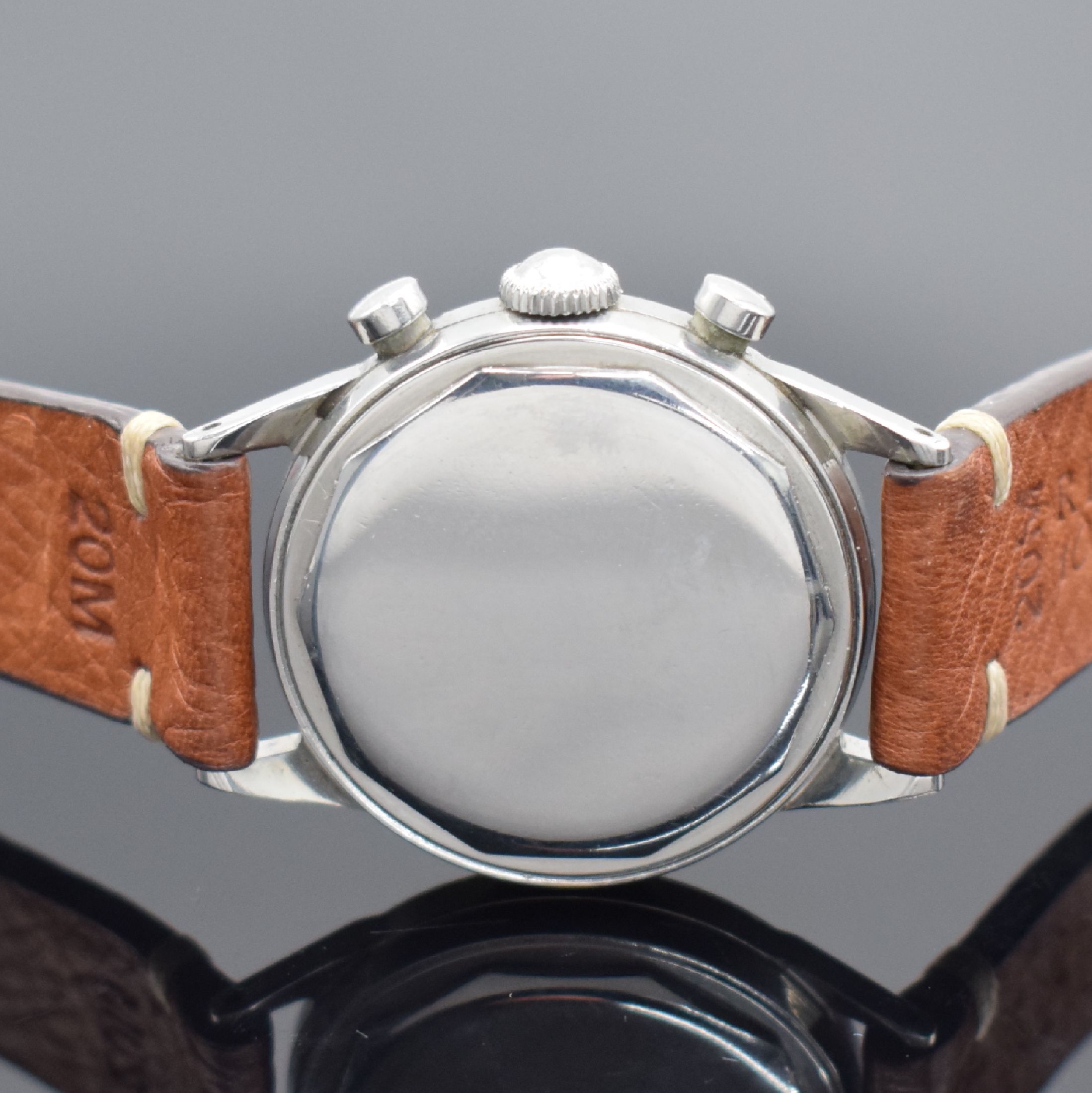 Detail d: MOVADO seltener Chronograph in Stahl mit Kaliber 90, Schweiz um 1955, Handaufzug, 2- teil. ausgefallenes Geh., Boden geschr., orig. Zifferbl. m. ...