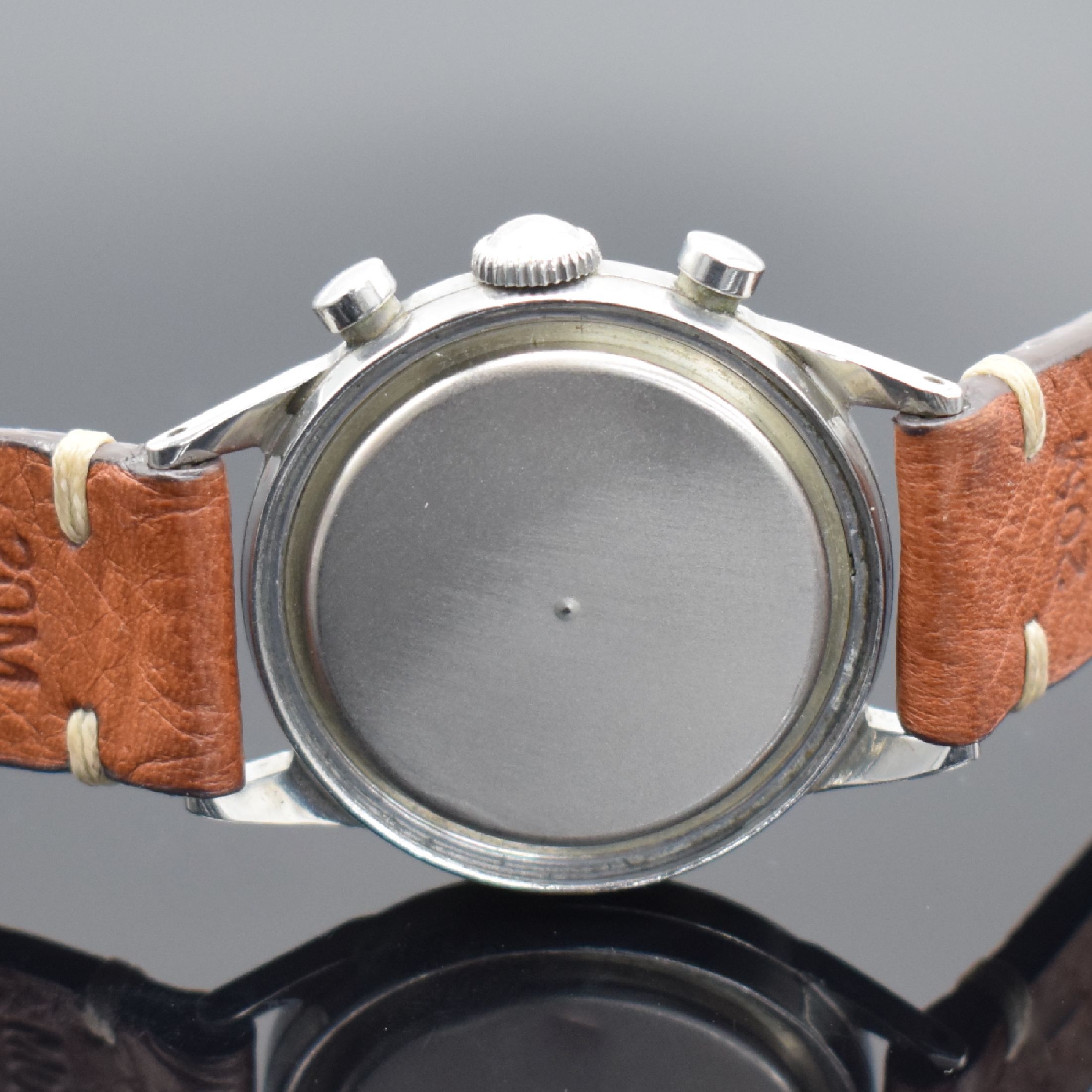 Detail e: MOVADO seltener Chronograph in Stahl mit Kaliber 90, Schweiz um 1955, Handaufzug, 2- teil. ausgefallenes Geh., Boden geschr., orig. Zifferbl. m. ...