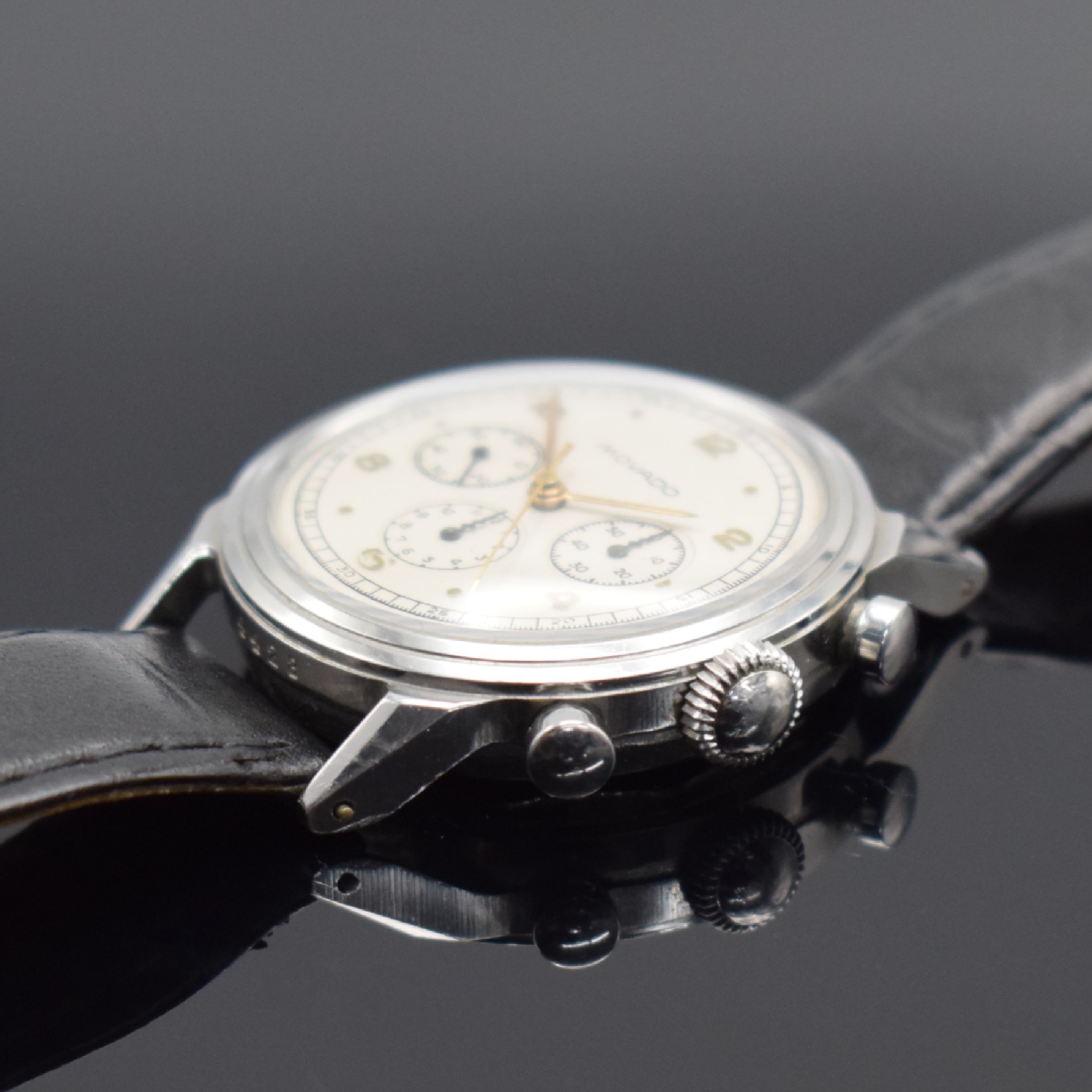 Detail b: MOVADO Chronograph in Stahl mit Kaliber 90, Schweiz um 1955, Handaufzug, 2-teil. Gehäuse, Boden geschr., silb. Zifferbl. rest., gold. Std.-Ind., ...