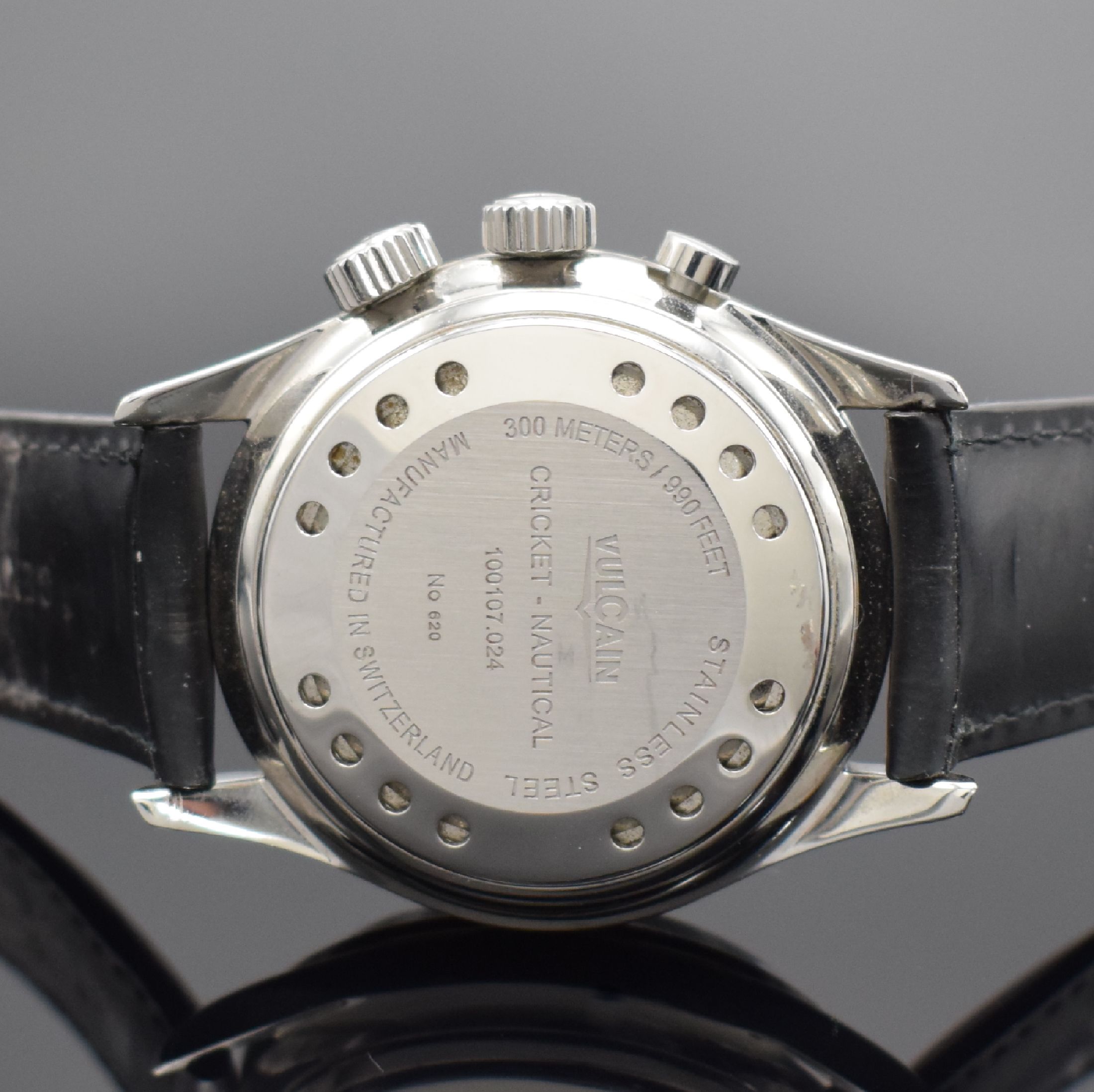 Detail d: VULCAIN Cricket Nautical Herrenarmbanduhr mit Wecker in Stahl Referenz 100107.024, Schweiz um 2010, Handaufzug, Resonanzboden aufgedr., Krone b. 4 ...