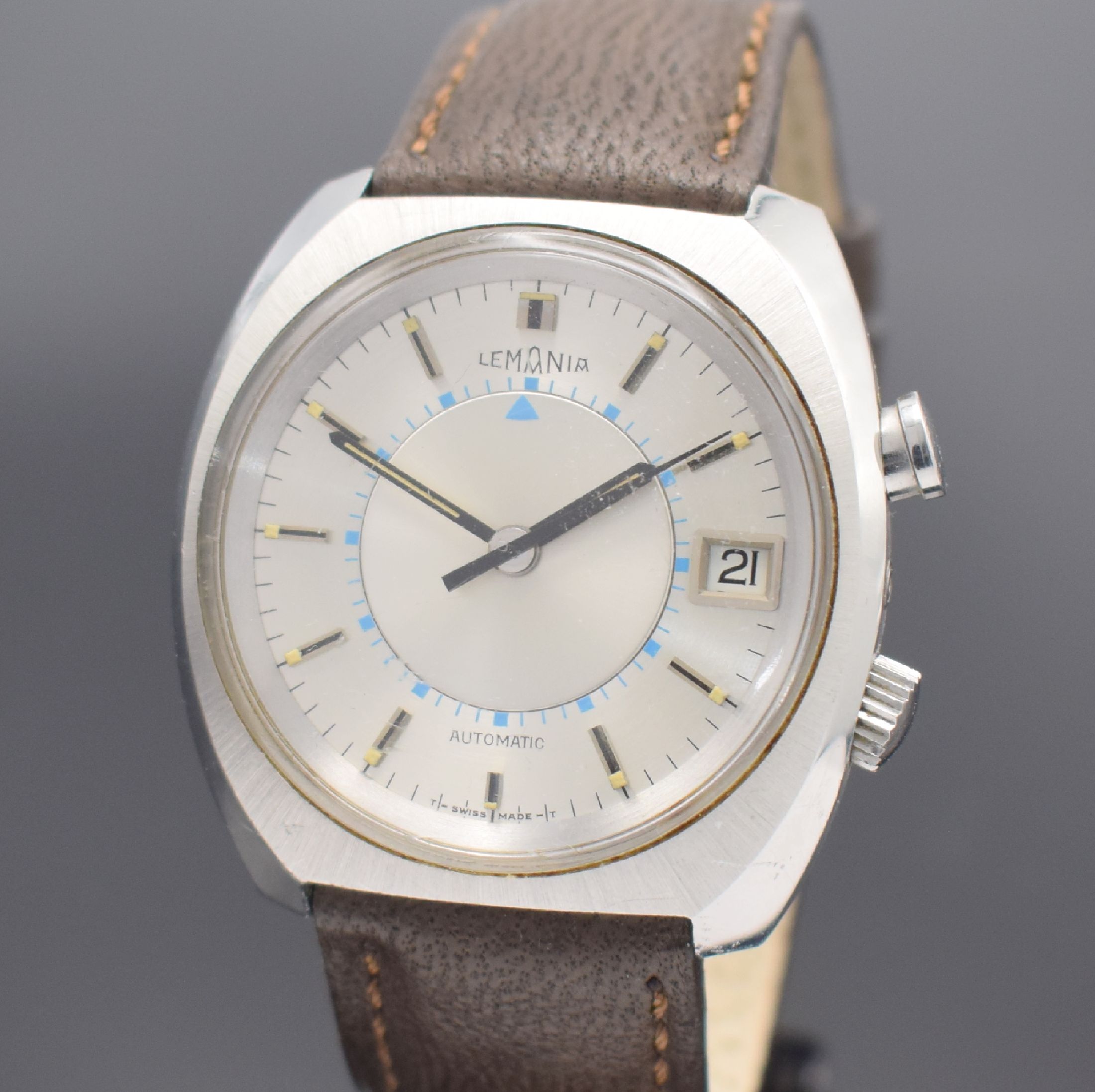 Detail a: LEMANIA Armbandwecker in Stahl, Schweiz um 1970, Automatik, tonneauförm. Geh., Boden geschr., silb. Zifferbl. m. aufges. Std.-Ind., schwarze Zeiger, ...