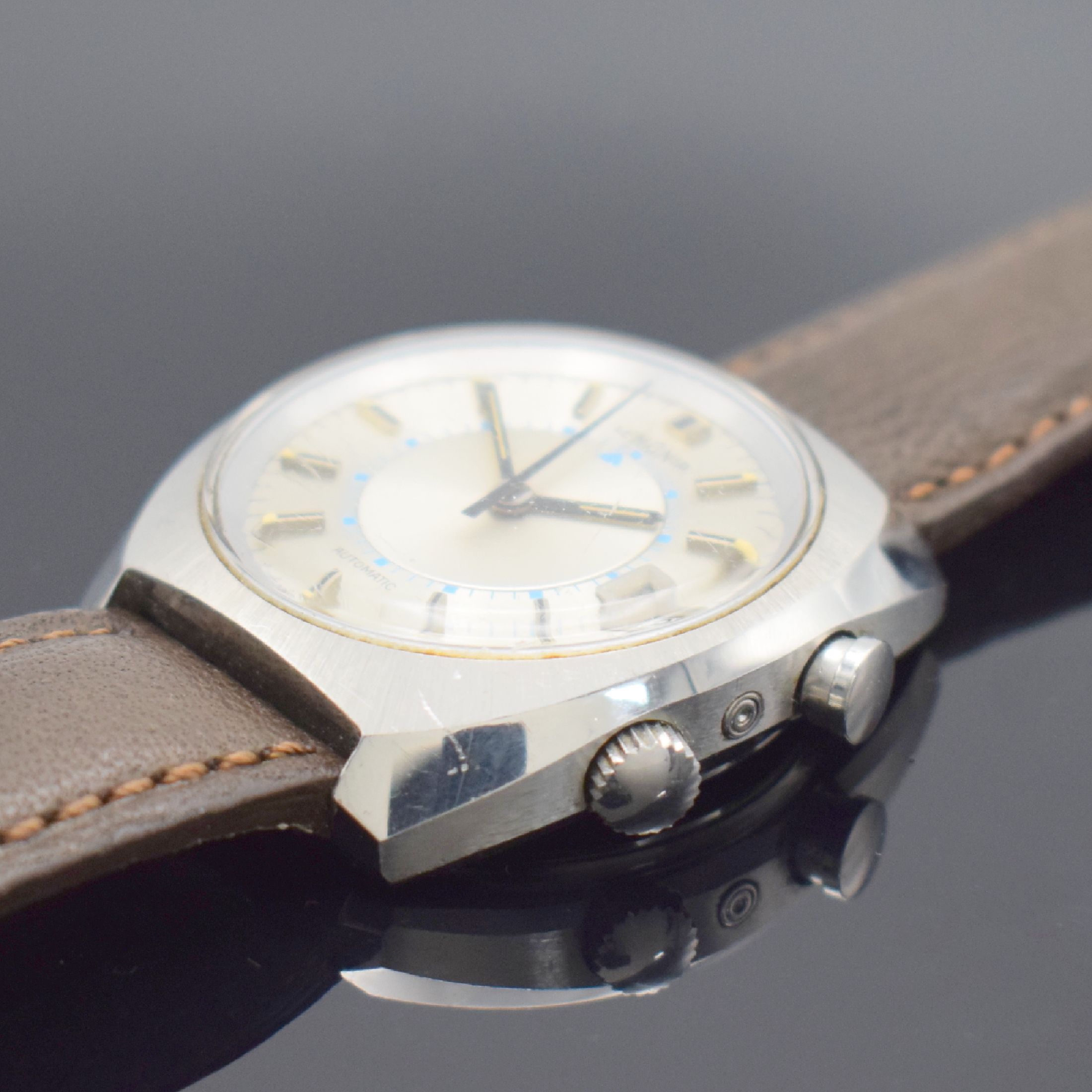 Detail b: LEMANIA Armbandwecker in Stahl, Schweiz um 1970, Automatik, tonneauförm. Geh., Boden geschr., silb. Zifferbl. m. aufges. Std.-Ind., schwarze Zeiger, ...