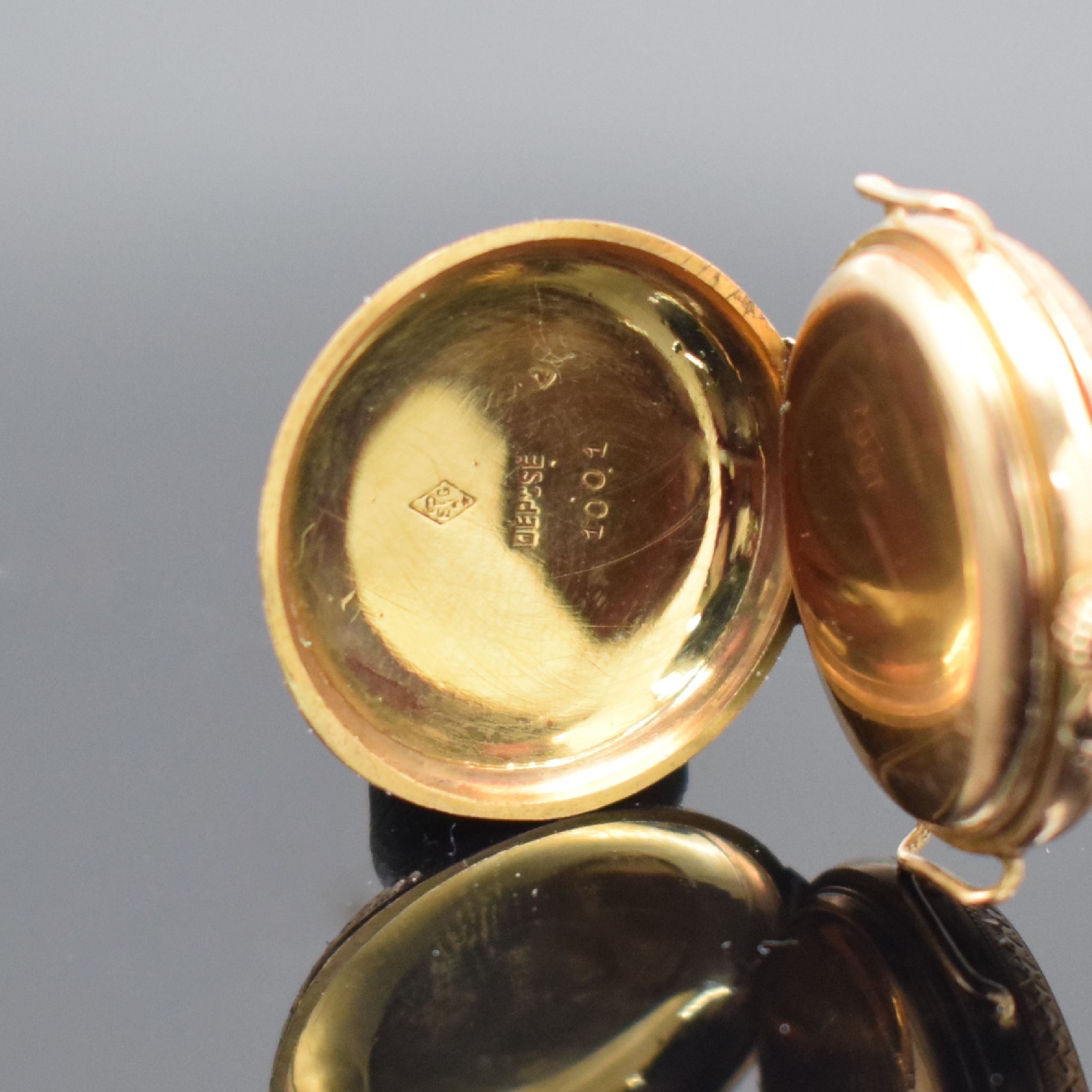 Detail b: Frühe kleine Gold-Email Damenarmbanduhr in RG 750/000, Schweiz um 1910, Handaufzug, Scharniergeh. m. Goldcuvette, Rückdeckel transluzid blau ...