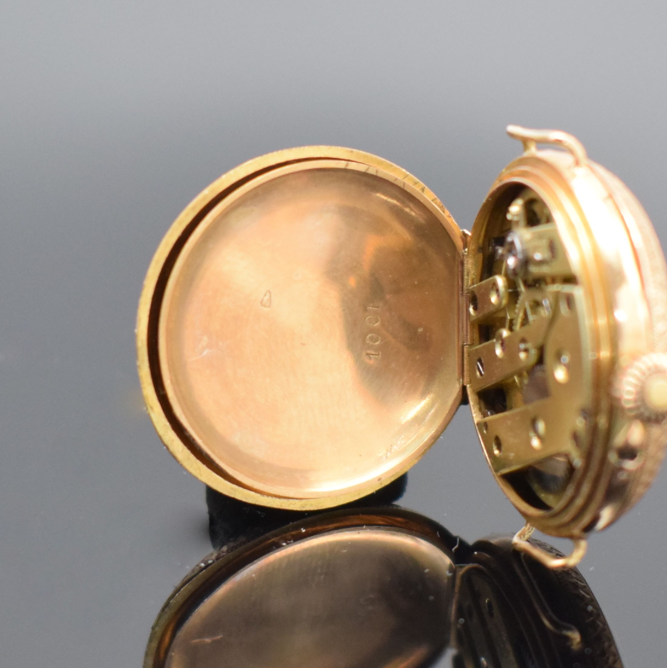 Detail d: Frühe kleine Gold-Email Damenarmbanduhr in RG 750/000, Schweiz um 1910, Handaufzug, Scharniergeh. m. Goldcuvette, Rückdeckel transluzid blau ...