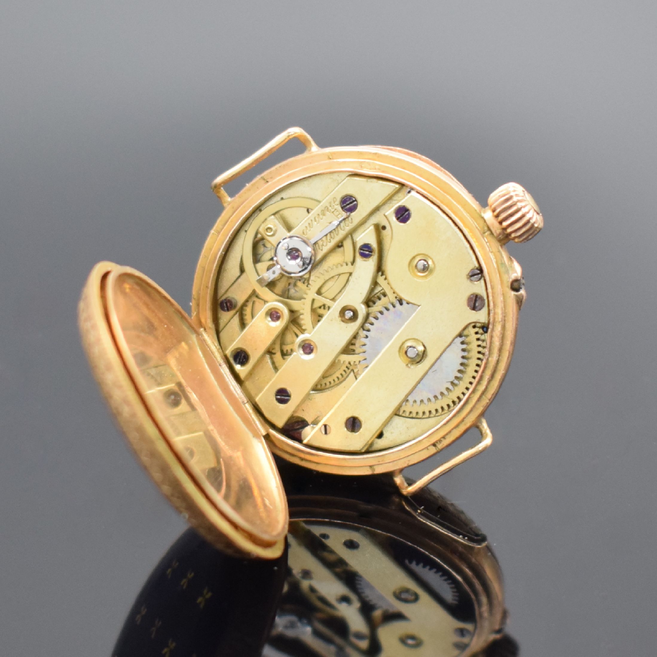 Detail e: Frühe kleine Gold-Email Damenarmbanduhr in RG 750/000, Schweiz um 1910, Handaufzug, Scharniergeh. m. Goldcuvette, Rückdeckel transluzid blau ...