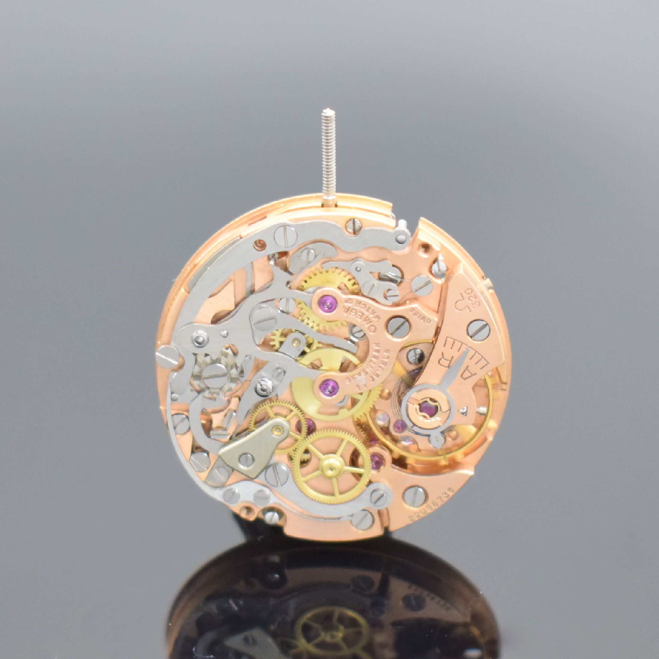 OMEGA vergoldetes Werk Kaliber 320 mit Schaltrad, Schweiz um 1965, 17 St., Schr.- Unr. m. gebl. Breg.-Spir., Welle, Überh. empf., EZ 2-3