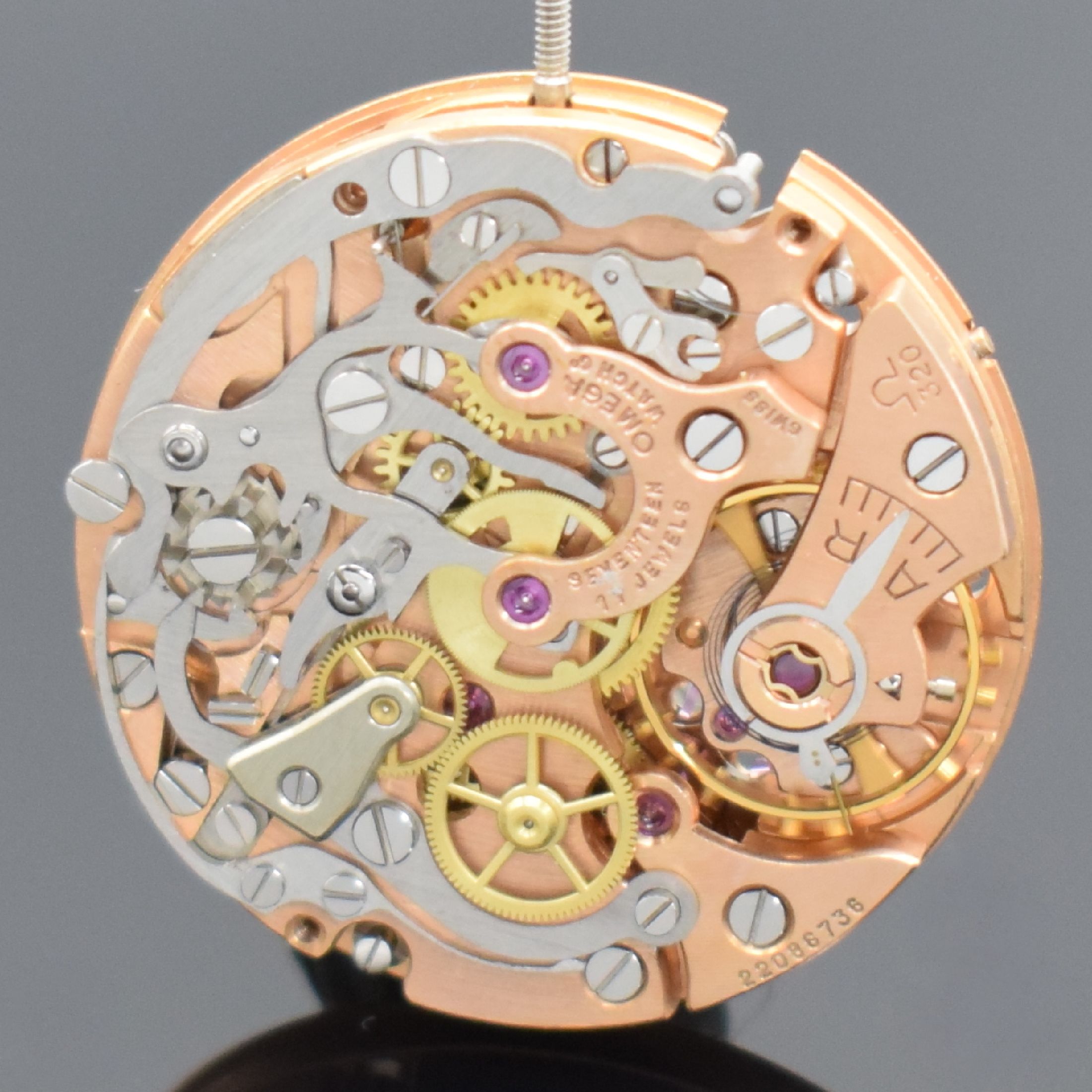 Detail a: OMEGA vergoldetes Werk Kaliber 320 mit Schaltrad, Schweiz um 1965, 17 St., Schr.- Unr. m. gebl. Breg.-Spir., Welle, Überh. empf., EZ 2-3