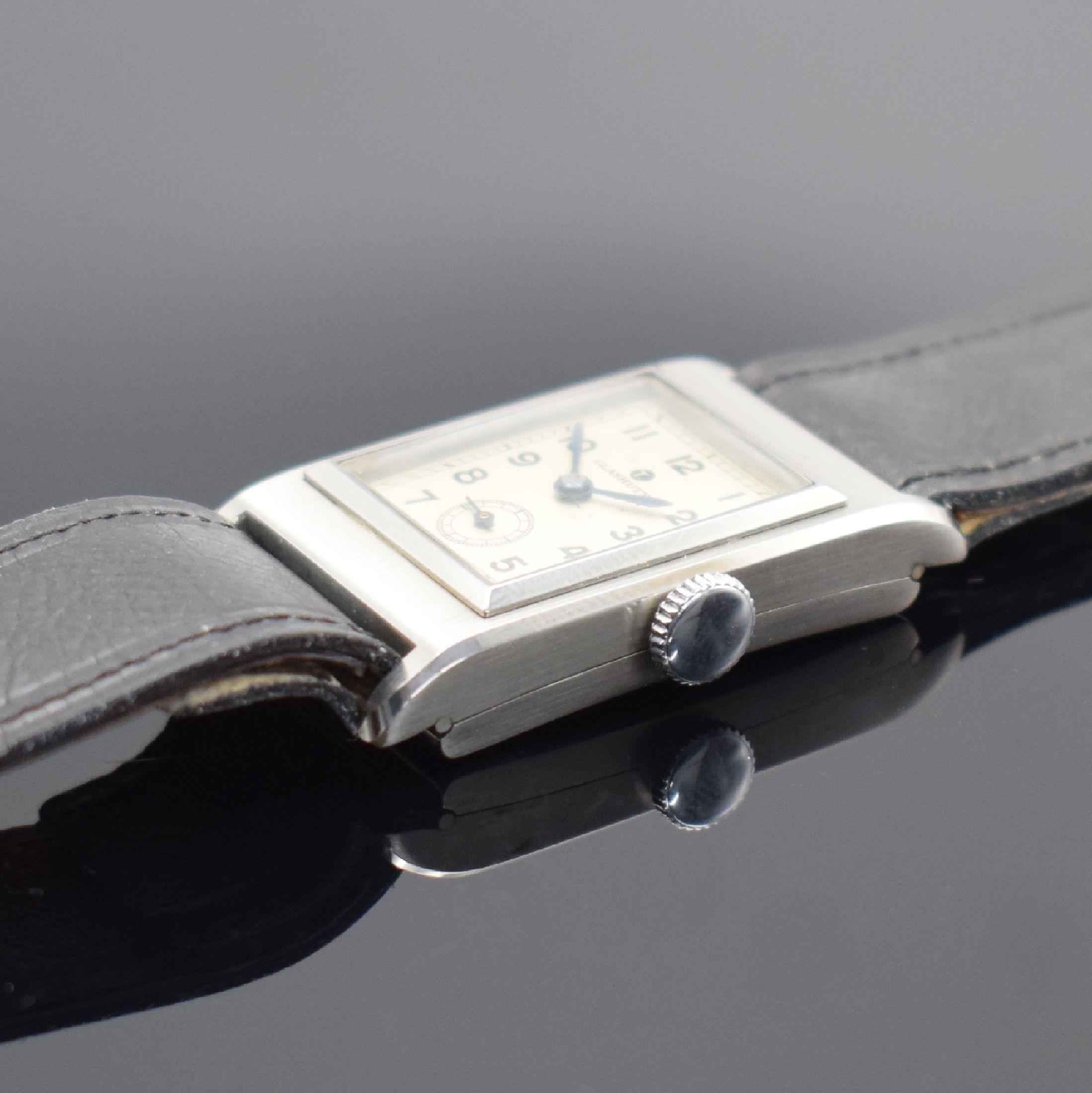 Detail b: TUTIMA Glashütte / UROFA 58 rechteckige Lagerbestand-Armbanduhr in Stahl, Deutschland um 1935, Scharniergeh. m. Schutzlack auf dem Boden, orig. Band ...