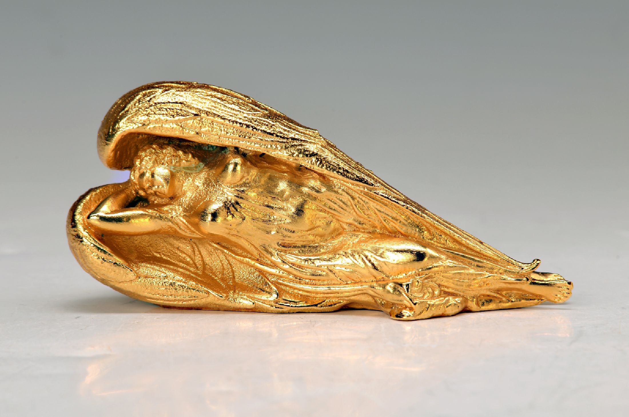 Ernst Fuchs, 1930-2015, Schutzengel, Bronze vergoldet, signiert und nummeriert 425, L.ca. 10cm