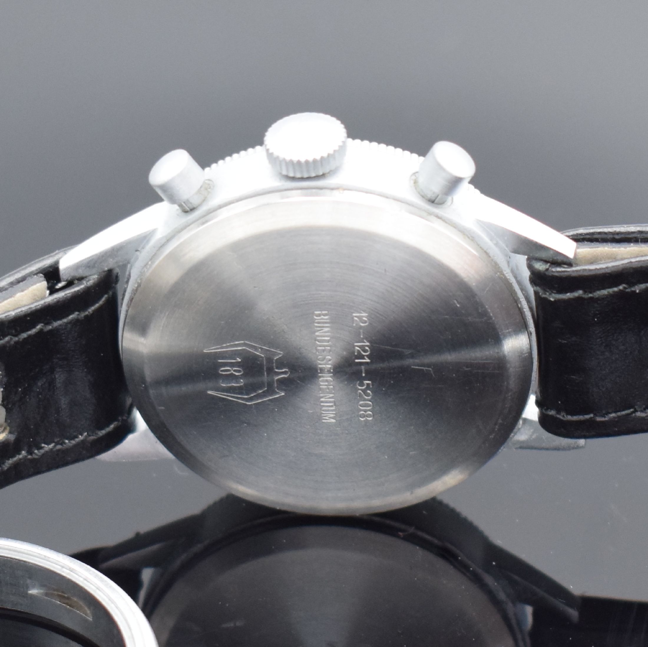 Detail g: HANHART Flyback Fliegerchronograph der Bundeswehr Typ 417, Deutschland um 1960, Handaufzug, verchr. Messinggeh., Boden aufgedr., beids. drehb. ...