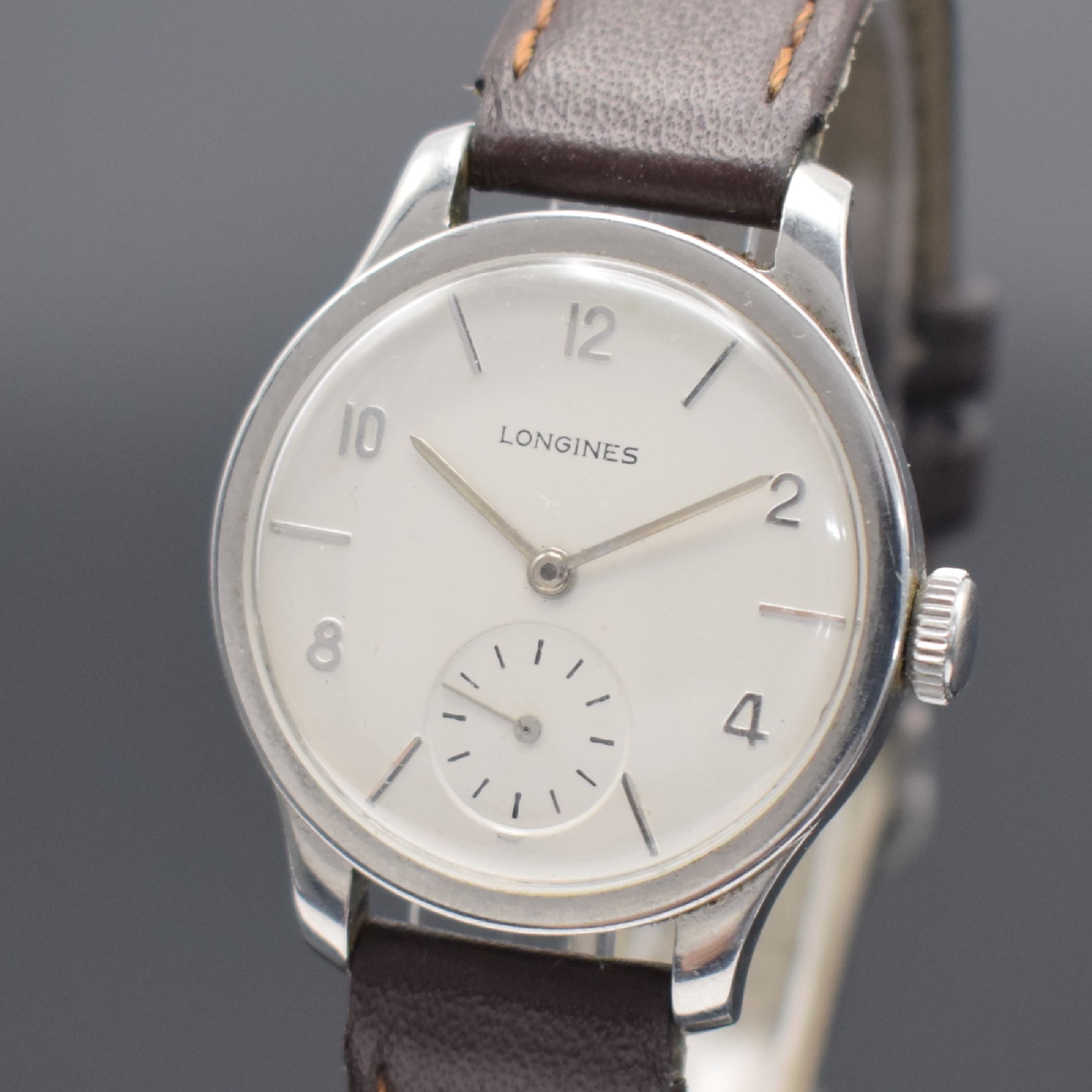 Detail a: 2 LONGINES Herrenarmbanduhren in Stahl, Schweiz, Handaufzug, 1) um 1967, Boden geschr., silb. Zifferbl., Kal. 284, 17 St., Feinreg., D. ca. 35 mm, ...