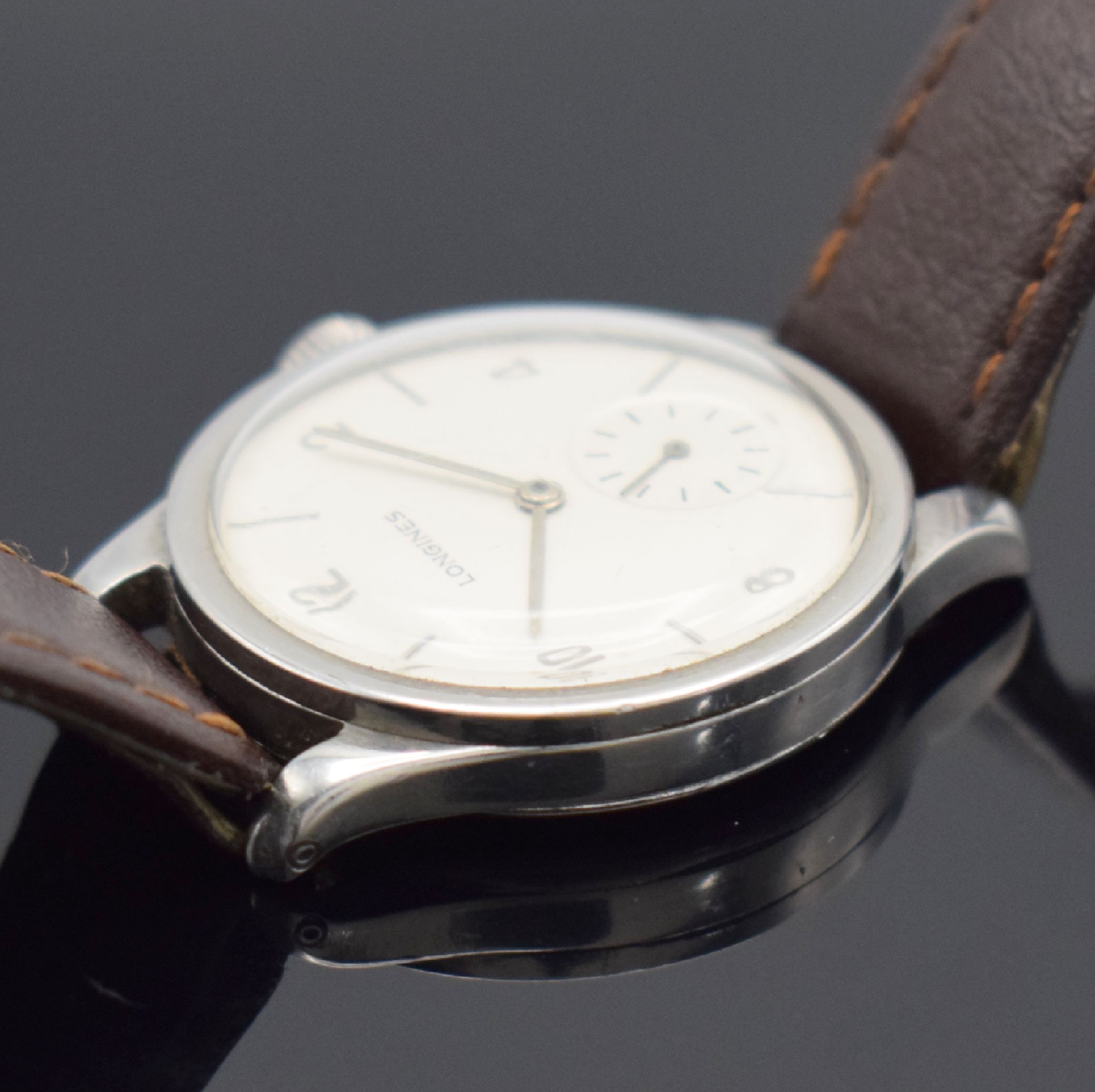 Detail b: 2 LONGINES Herrenarmbanduhren in Stahl, Schweiz, Handaufzug, 1) um 1967, Boden geschr., silb. Zifferbl., Kal. 284, 17 St., Feinreg., D. ca. 35 mm, ...