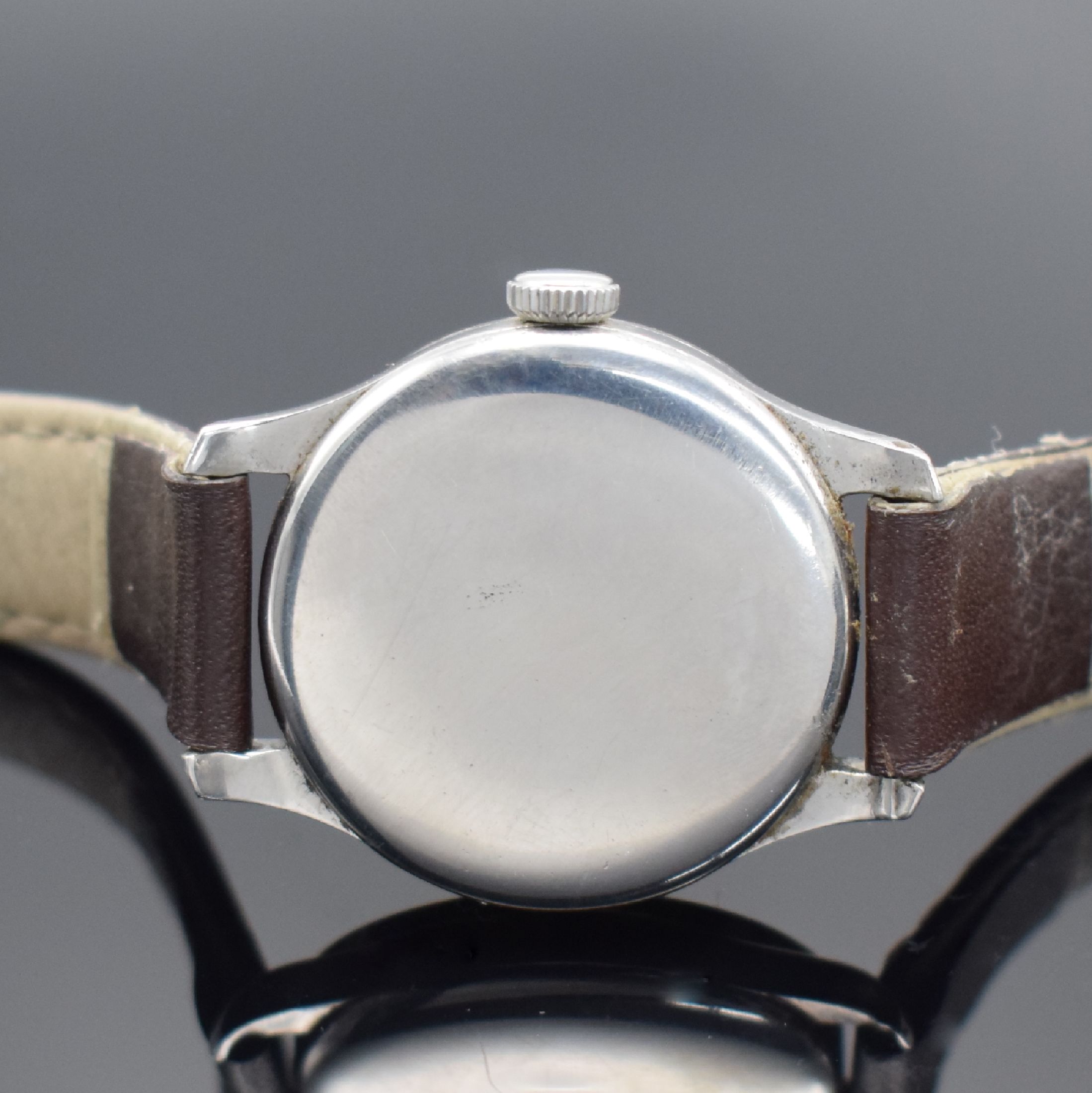 Detail c: 2 LONGINES Herrenarmbanduhren in Stahl, Schweiz, Handaufzug, 1) um 1967, Boden geschr., silb. Zifferbl., Kal. 284, 17 St., Feinreg., D. ca. 35 mm, ...