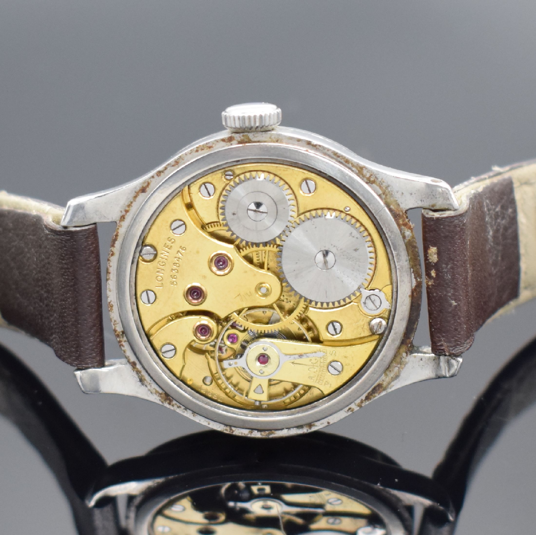 Detail d: 2 LONGINES Herrenarmbanduhren in Stahl, Schweiz, Handaufzug, 1) um 1967, Boden geschr., silb. Zifferbl., Kal. 284, 17 St., Feinreg., D. ca. 35 mm, ...