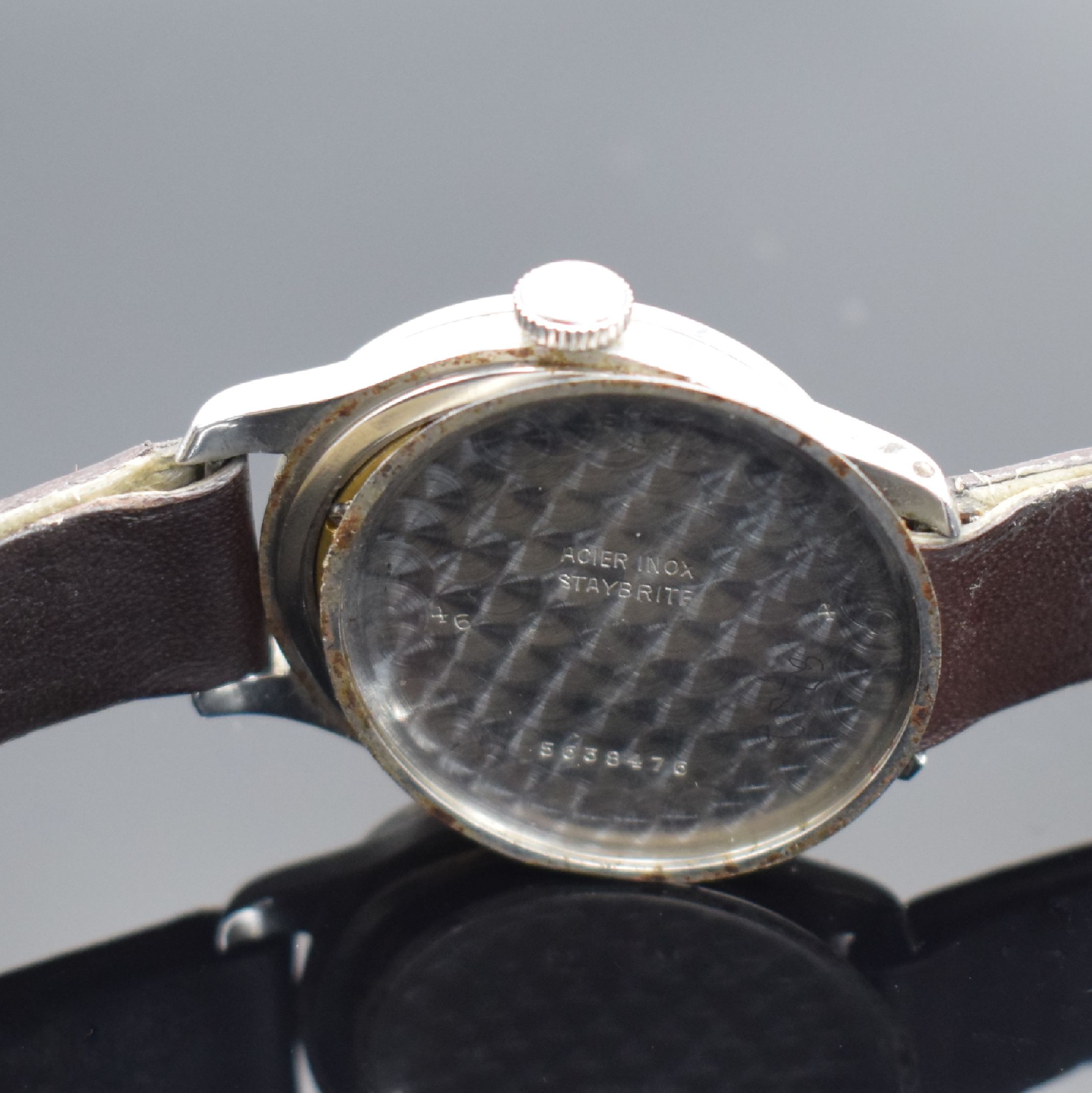 Detail e: 2 LONGINES Herrenarmbanduhren in Stahl, Schweiz, Handaufzug, 1) um 1967, Boden geschr., silb. Zifferbl., Kal. 284, 17 St., Feinreg., D. ca. 35 mm, ...