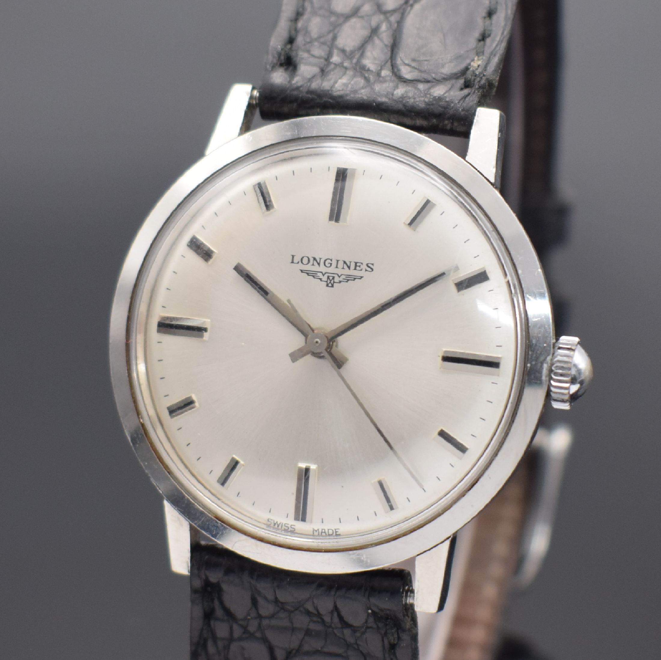 Detail f: 2 LONGINES Herrenarmbanduhren in Stahl, Schweiz, Handaufzug, 1) um 1967, Boden geschr., silb. Zifferbl., Kal. 284, 17 St., Feinreg., D. ca. 35 mm, ...