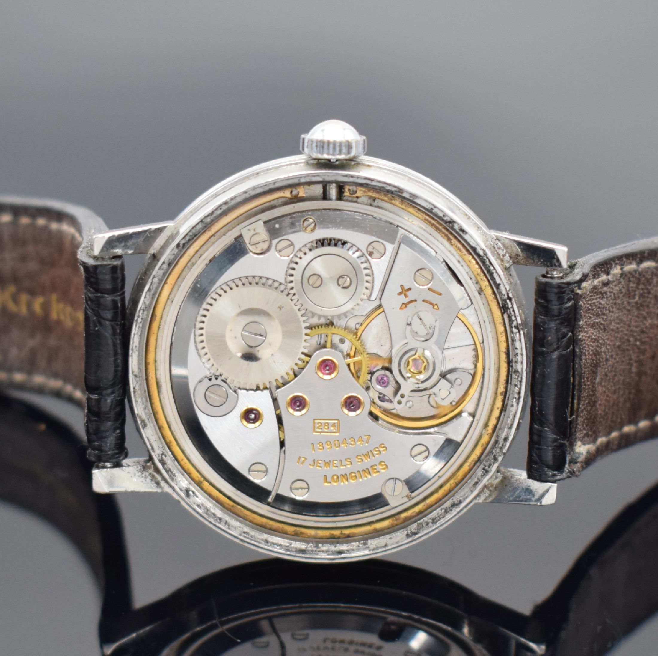 Detail h: 2 LONGINES Herrenarmbanduhren in Stahl, Schweiz, Handaufzug, 1) um 1967, Boden geschr., silb. Zifferbl., Kal. 284, 17 St., Feinreg., D. ca. 35 mm, ...