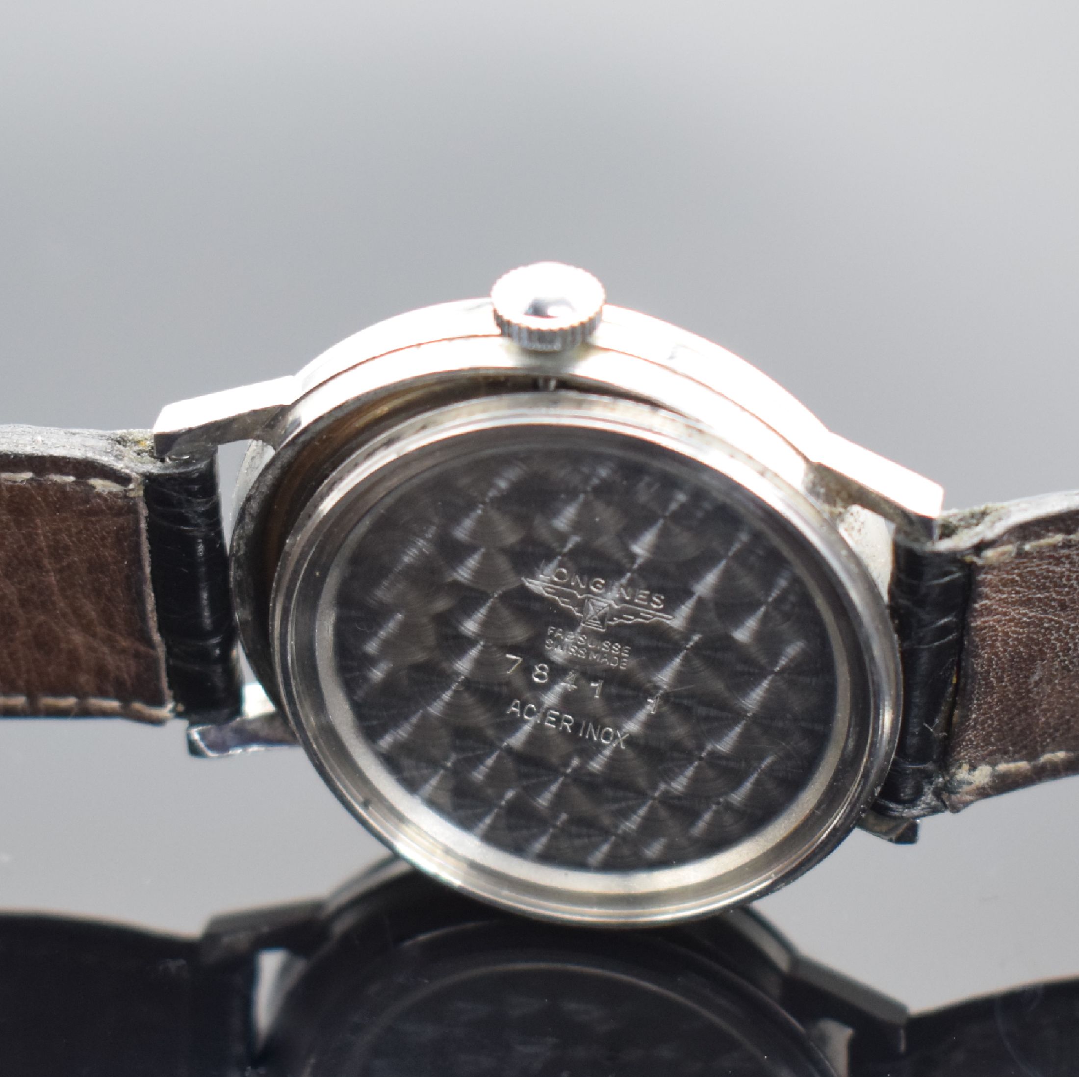 Detail i: 2 LONGINES Herrenarmbanduhren in Stahl, Schweiz, Handaufzug, 1) um 1967, Boden geschr., silb. Zifferbl., Kal. 284, 17 St., Feinreg., D. ca. 35 mm, ...