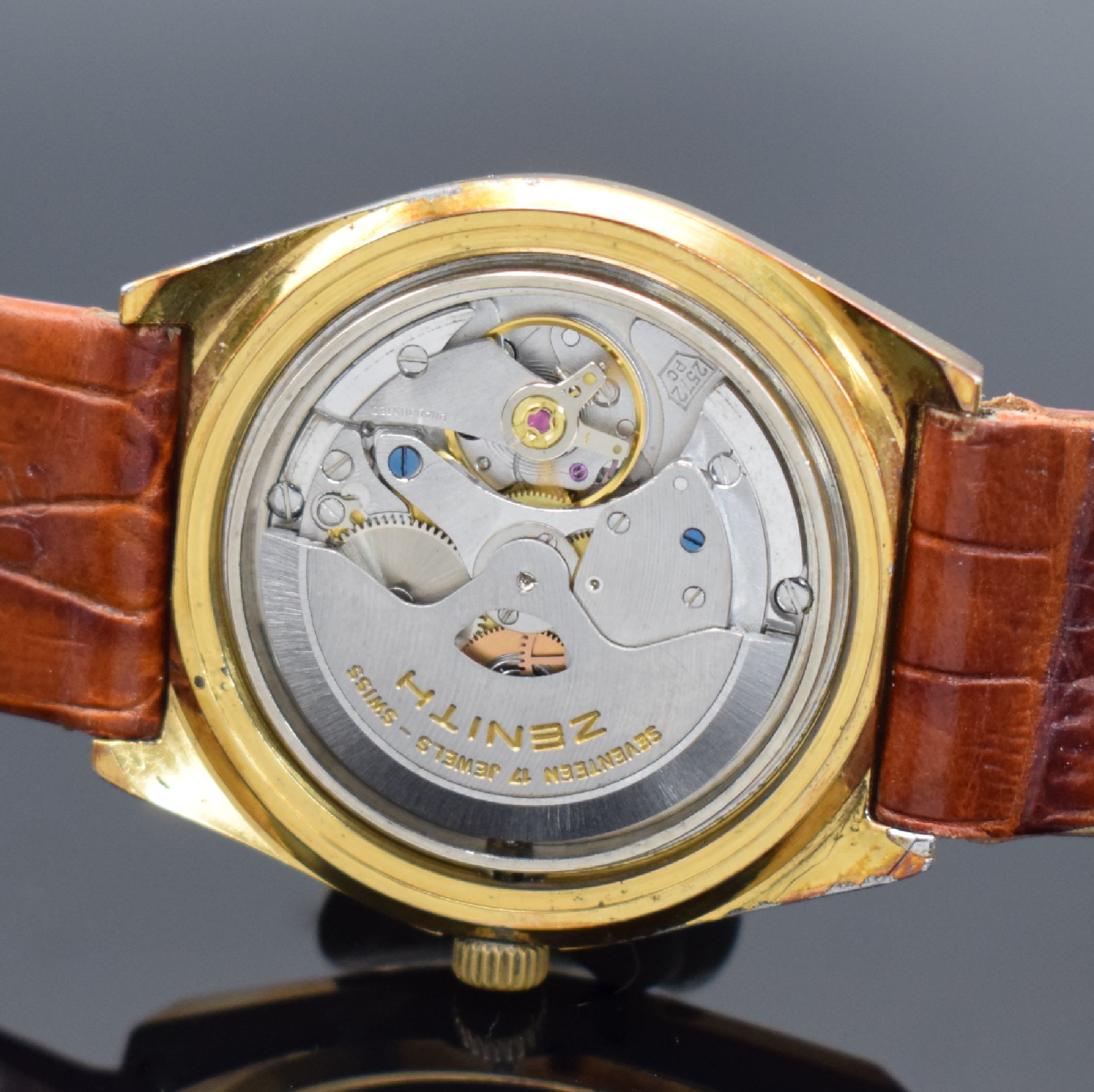 Detail k: OMEGA & ZENITH 2 vergoldete Herrenarmbanduhren, Schweiz um 1970, Automatik, 1) Omega mit geschr. Boden, gold. Zifferbl., Datum, verg. Werk Kal. 1012, ...