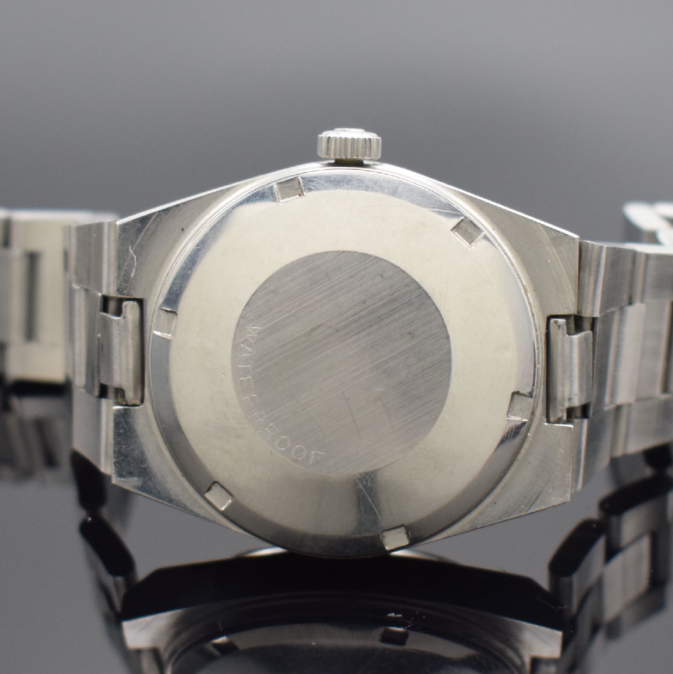 Detail d: OMEGA Geneve Herrenarmbanduhr in Stahl, Schweiz um 1972, Automatik, Ref. 166099, geschr. Boden, Gliederband m. Faltschl., silb. Zifferbl. m. aufges. ...