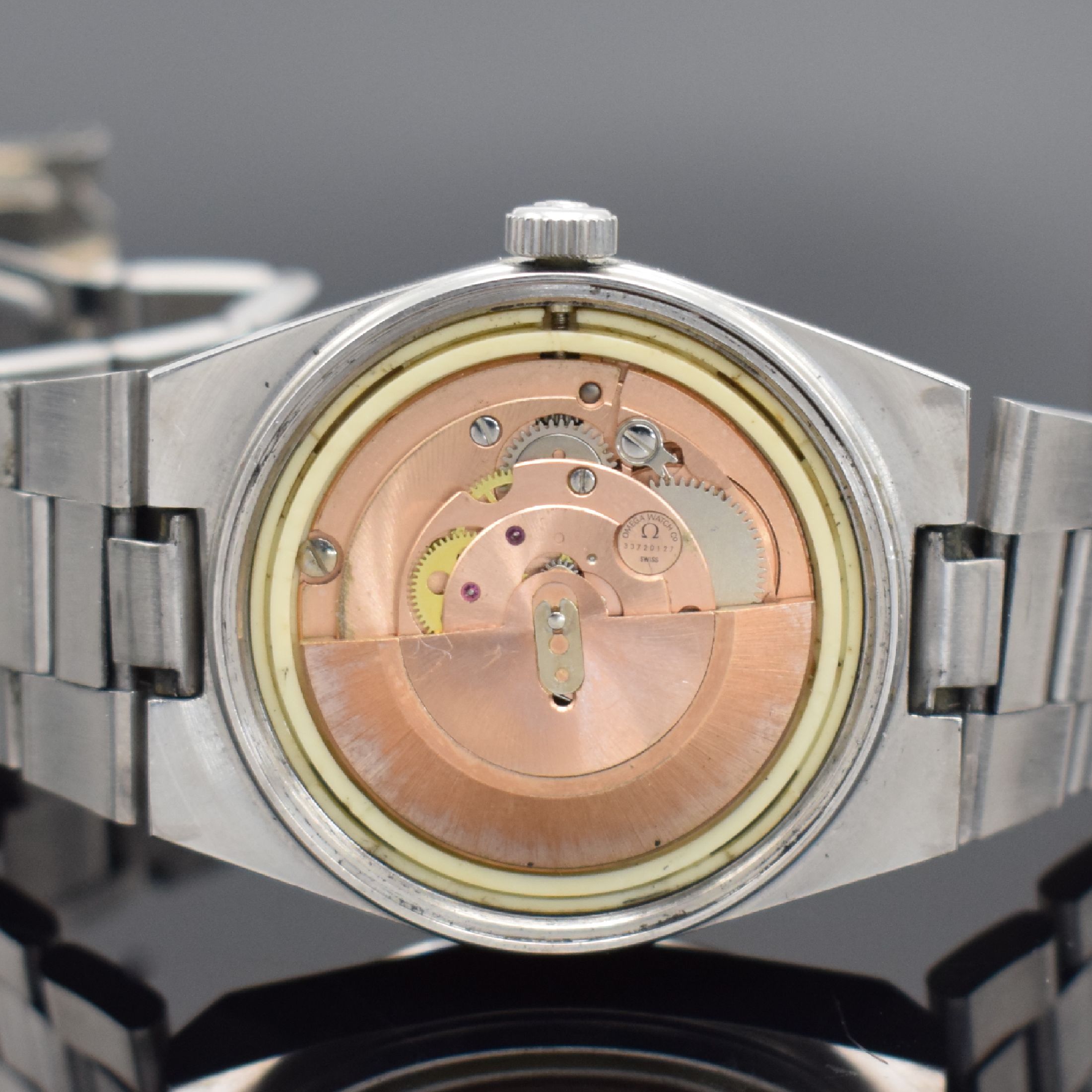 Detail e: OMEGA Geneve Herrenarmbanduhr in Stahl, Schweiz um 1972, Automatik, Ref. 166099, geschr. Boden, Gliederband m. Faltschl., silb. Zifferbl. m. aufges. ...