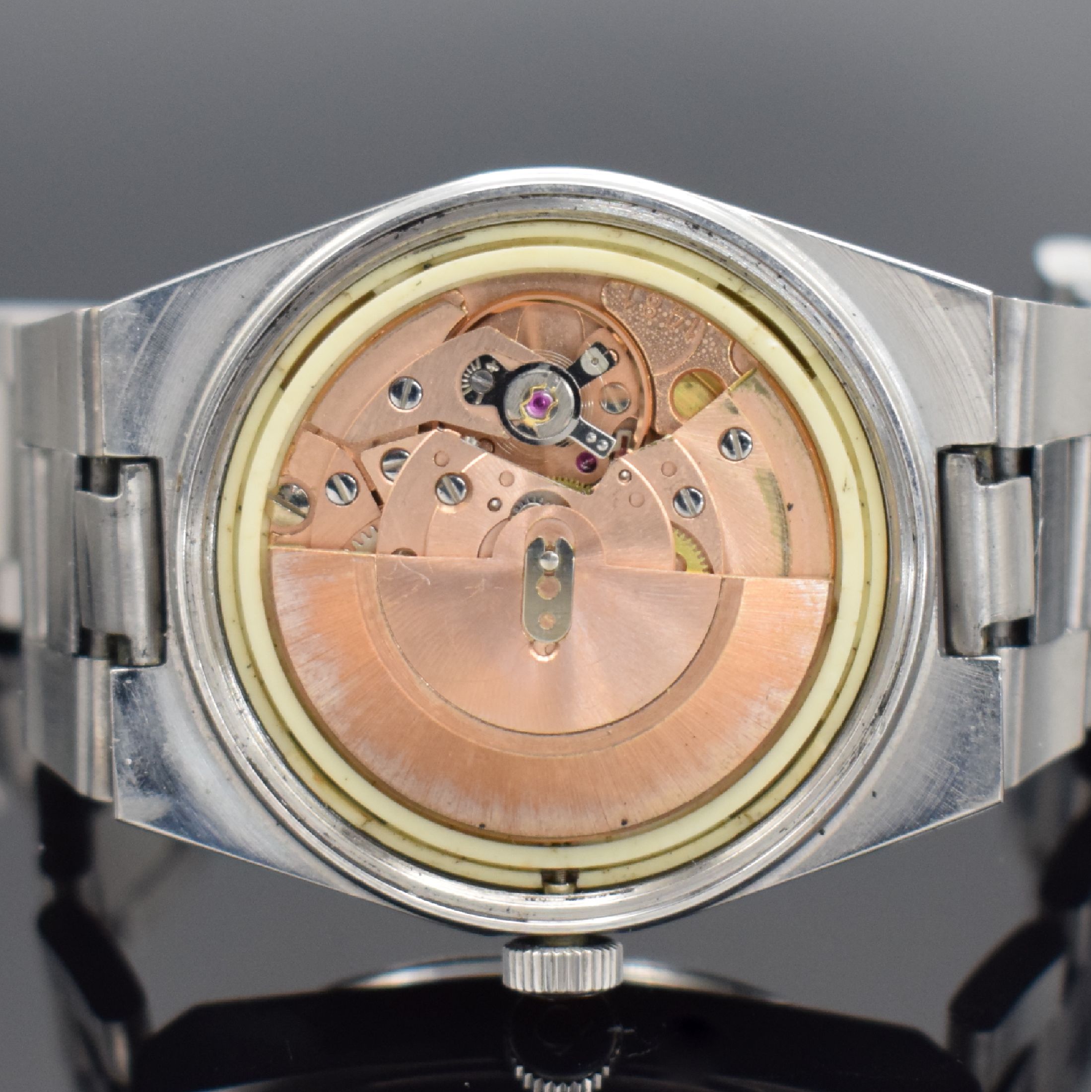 Detail f: OMEGA Geneve Herrenarmbanduhr in Stahl, Schweiz um 1972, Automatik, Ref. 166099, geschr. Boden, Gliederband m. Faltschl., silb. Zifferbl. m. aufges. ...