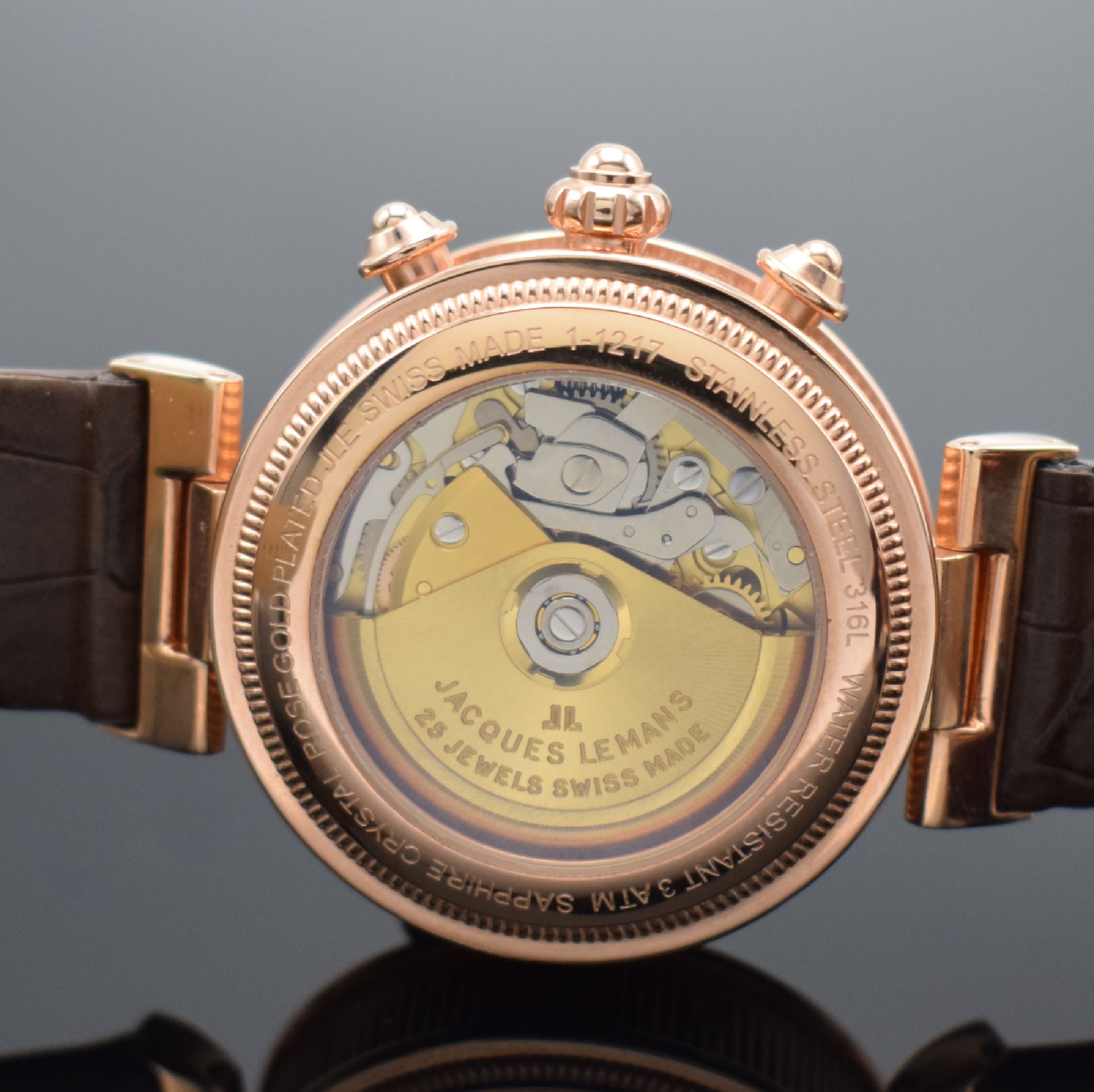 Detail d: JACQUES LEMANS Armbandchronograph mit Vollkalenderanzeige, Automatik, Schweiz um 1995, rosé-verg. Edelstahlgeh. inkl. orig. Lederband m. orig. ...