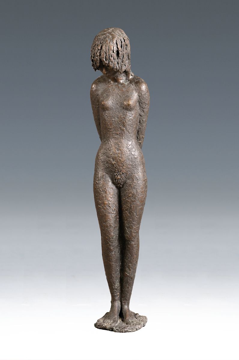 Unbekannter zeitgenössischer Künstler, schwere Bronze patiniert, stehender weiblicherAkt mit gesenktem Kopf, H. ca. 73cm