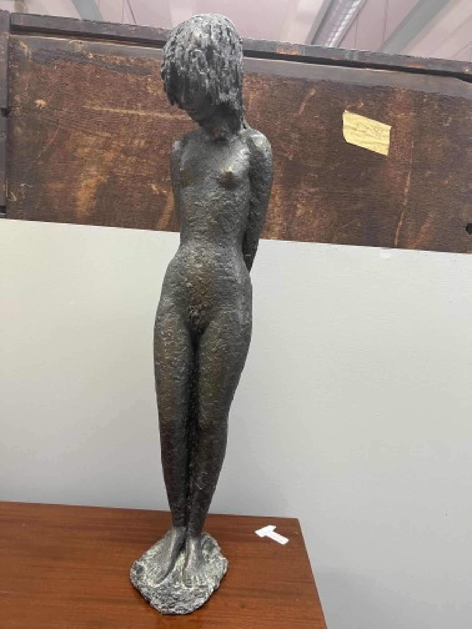 Detail a: Unbekannter zeitgenössischer Künstler, schwere Bronze patiniert, stehender weiblicherAkt mit gesenktem Kopf, H. ca. 73cm