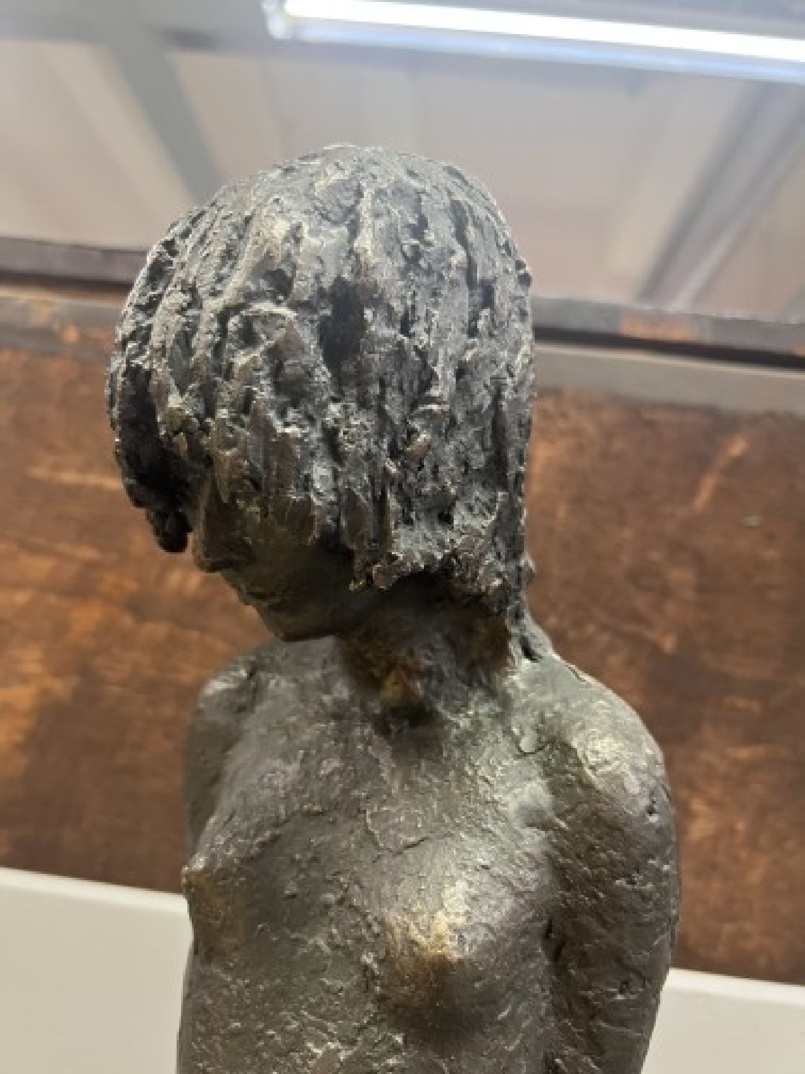 Detail b: Unbekannter zeitgenössischer Künstler, schwere Bronze patiniert, stehender weiblicherAkt mit gesenktem Kopf, H. ca. 73cm