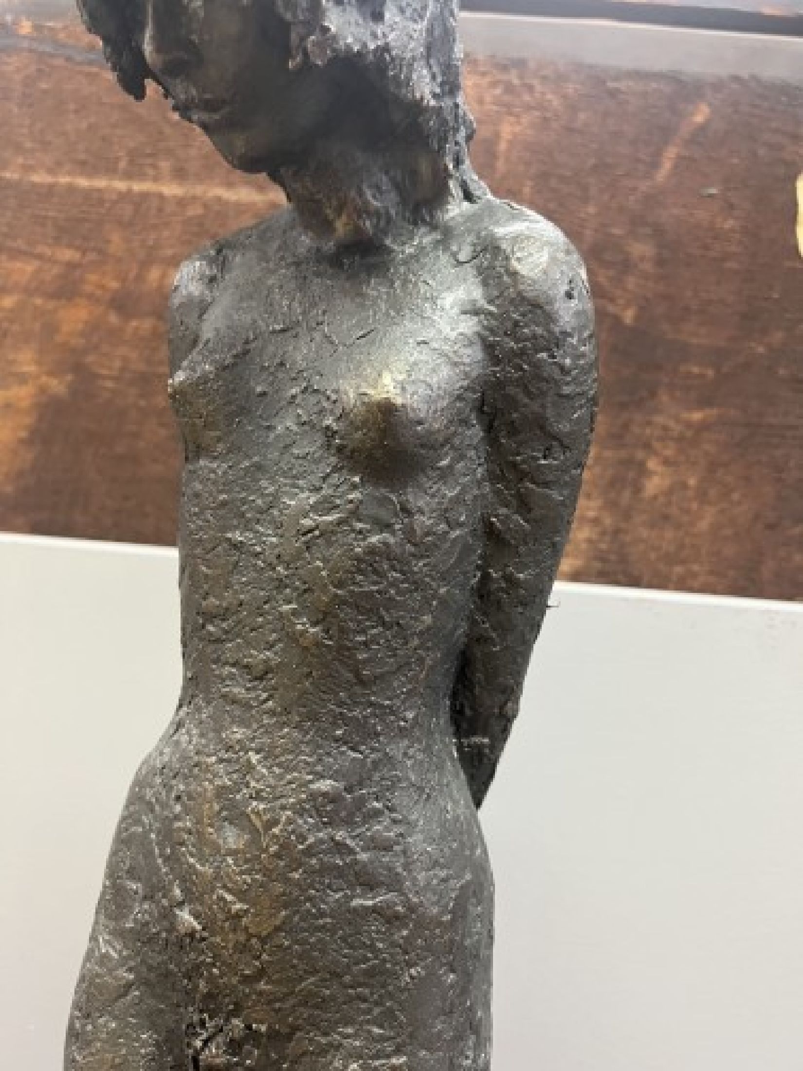 Detail c: Unbekannter zeitgenössischer Künstler, schwere Bronze patiniert, stehender weiblicherAkt mit gesenktem Kopf, H. ca. 73cm