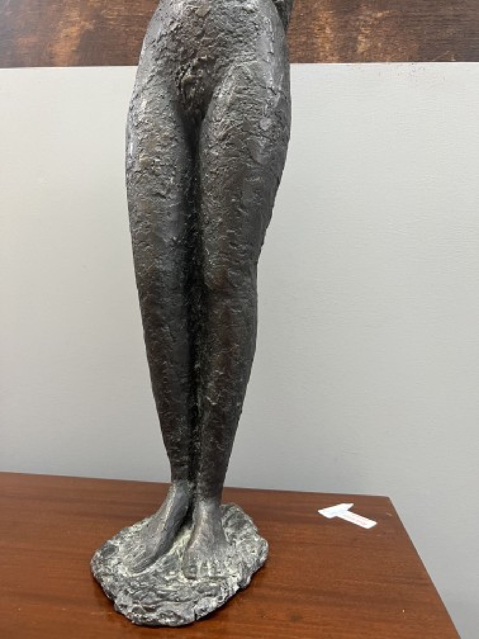 Detail d: Unbekannter zeitgenössischer Künstler, schwere Bronze patiniert, stehender weiblicherAkt mit gesenktem Kopf, H. ca. 73cm