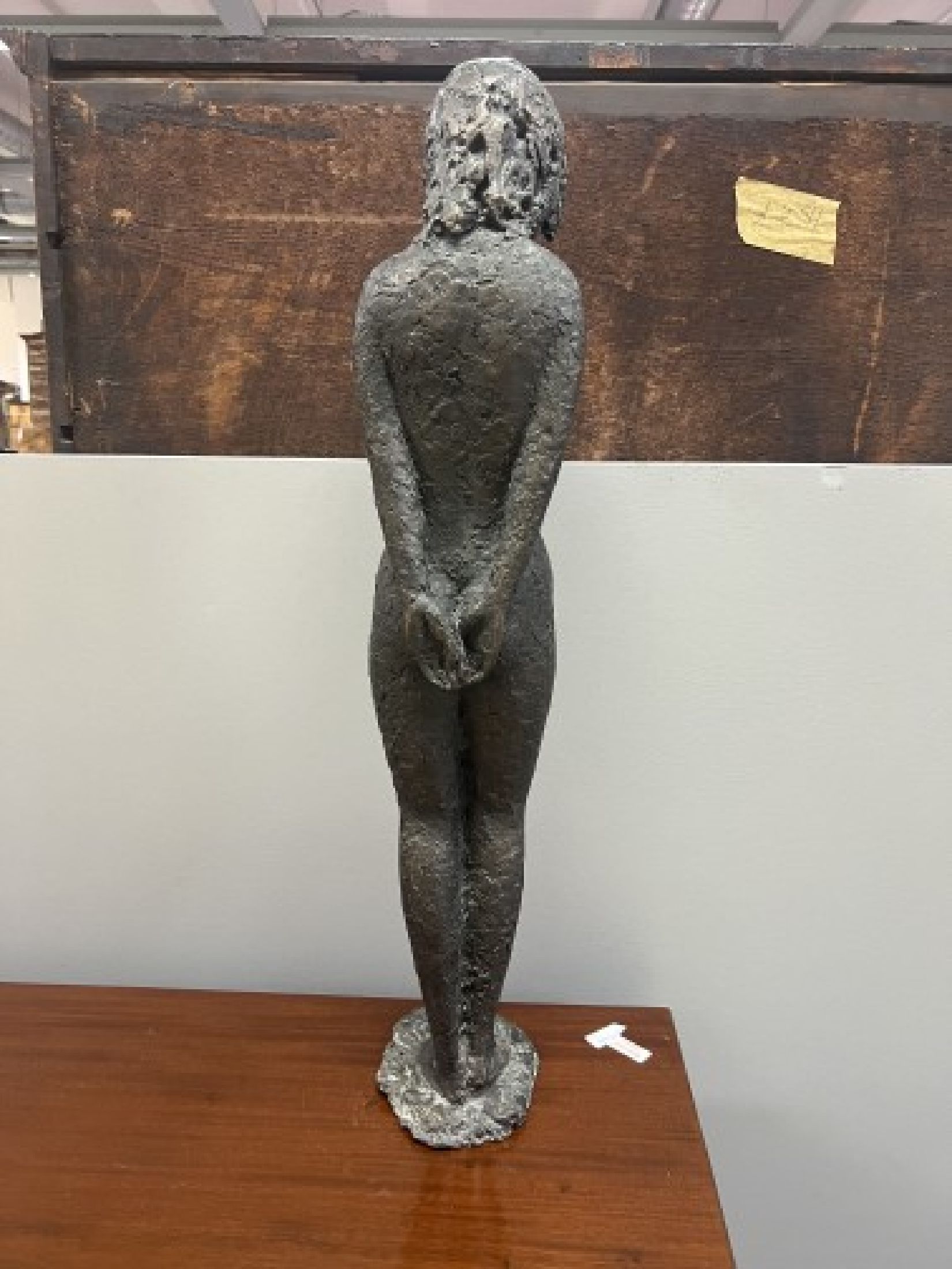 Detail e: Unbekannter zeitgenössischer Künstler, schwere Bronze patiniert, stehender weiblicherAkt mit gesenktem Kopf, H. ca. 73cm