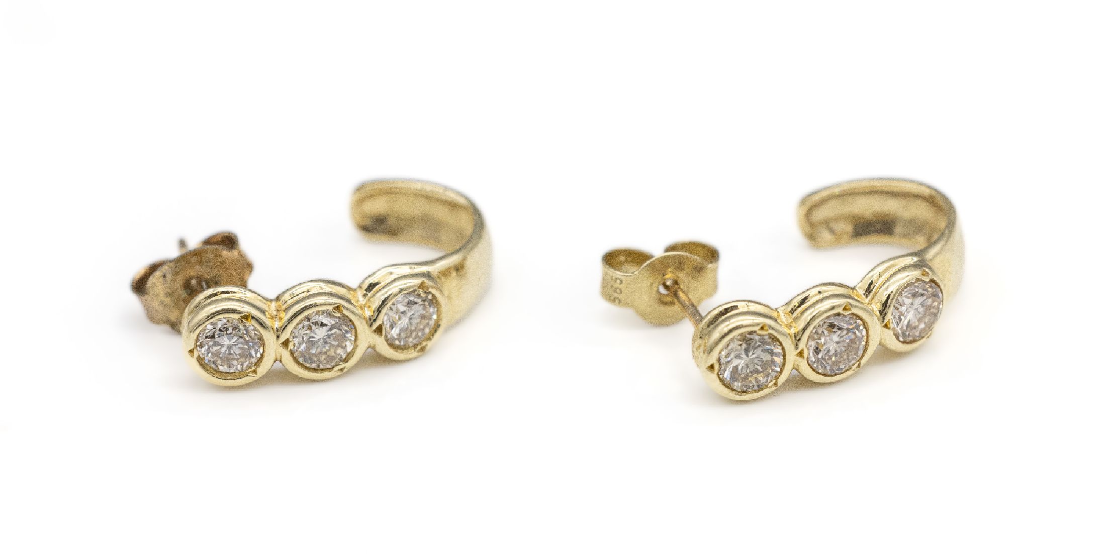 Paar 14 kt Gold Brillant-Ohrstecker, GG 585/000, je mit 3 Brillanten besetzt zus. ca. 1.0 ct Weiß/si-p, L. ca. 1.8 cm, ca. 3.1 g, Zertifikat
