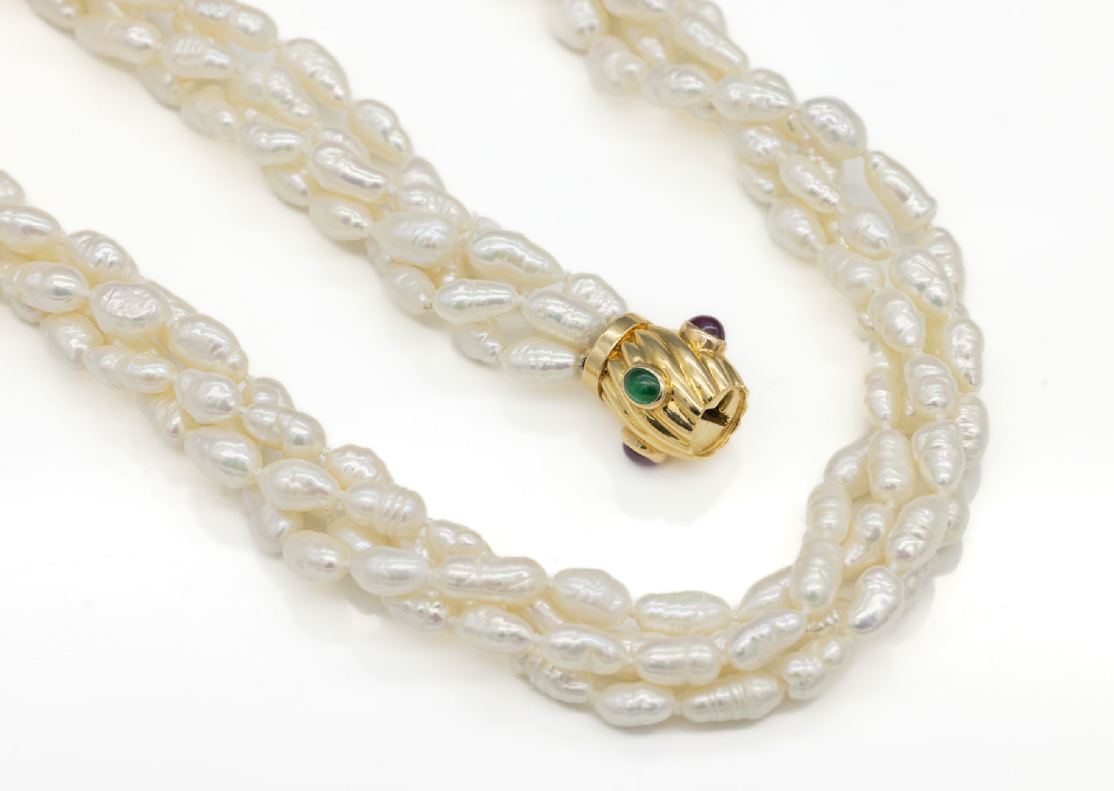 18 kt Gold Farbstein-Schließe, GG 750/000,besetzt mit 2 ovalen Rubin- und Smaragd- cabochons, L. ca. 2 cm D. ca. 13.5 mm an 4- reihiger ...